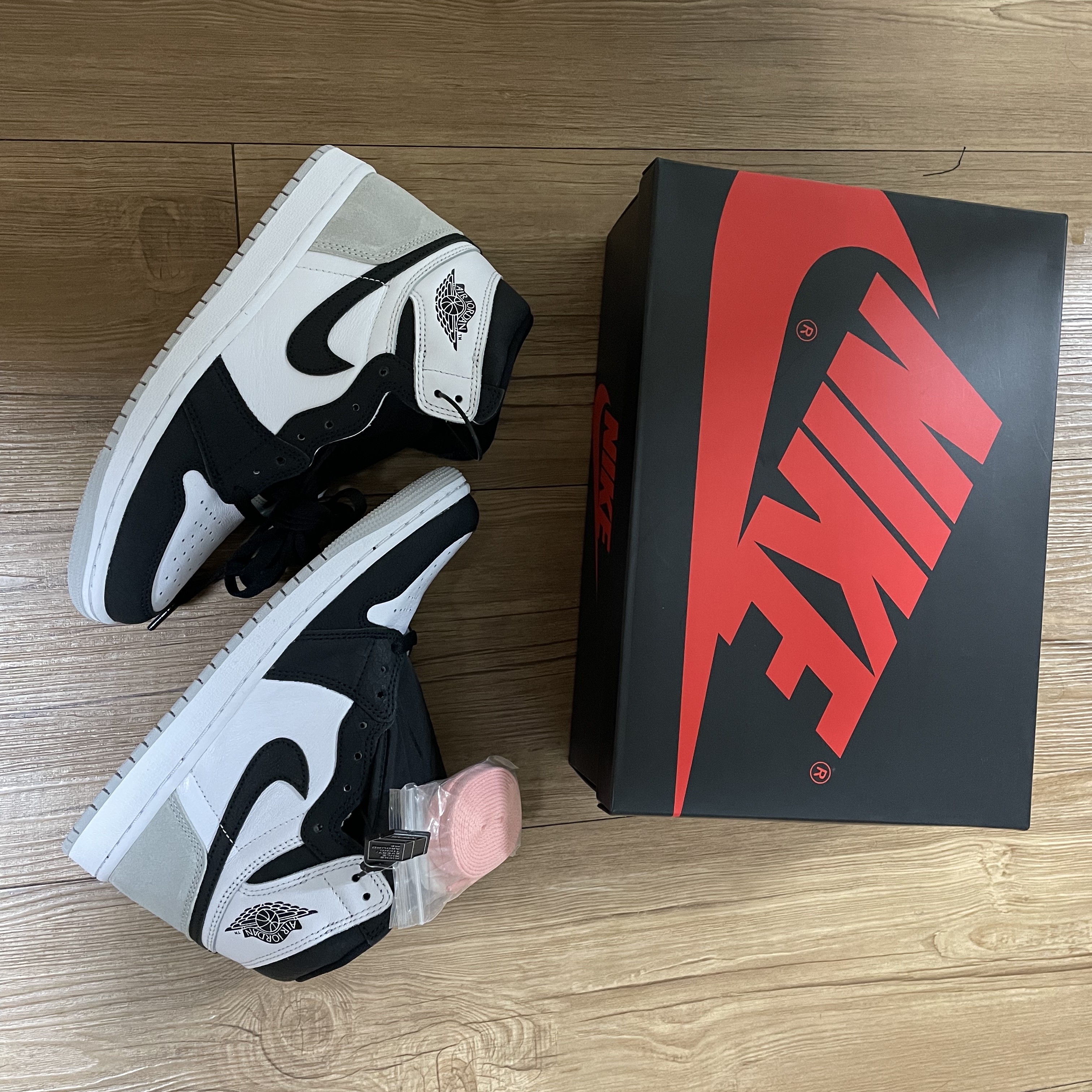 Jordan 1 Retro High OG Bleached Coral 착용 스타일