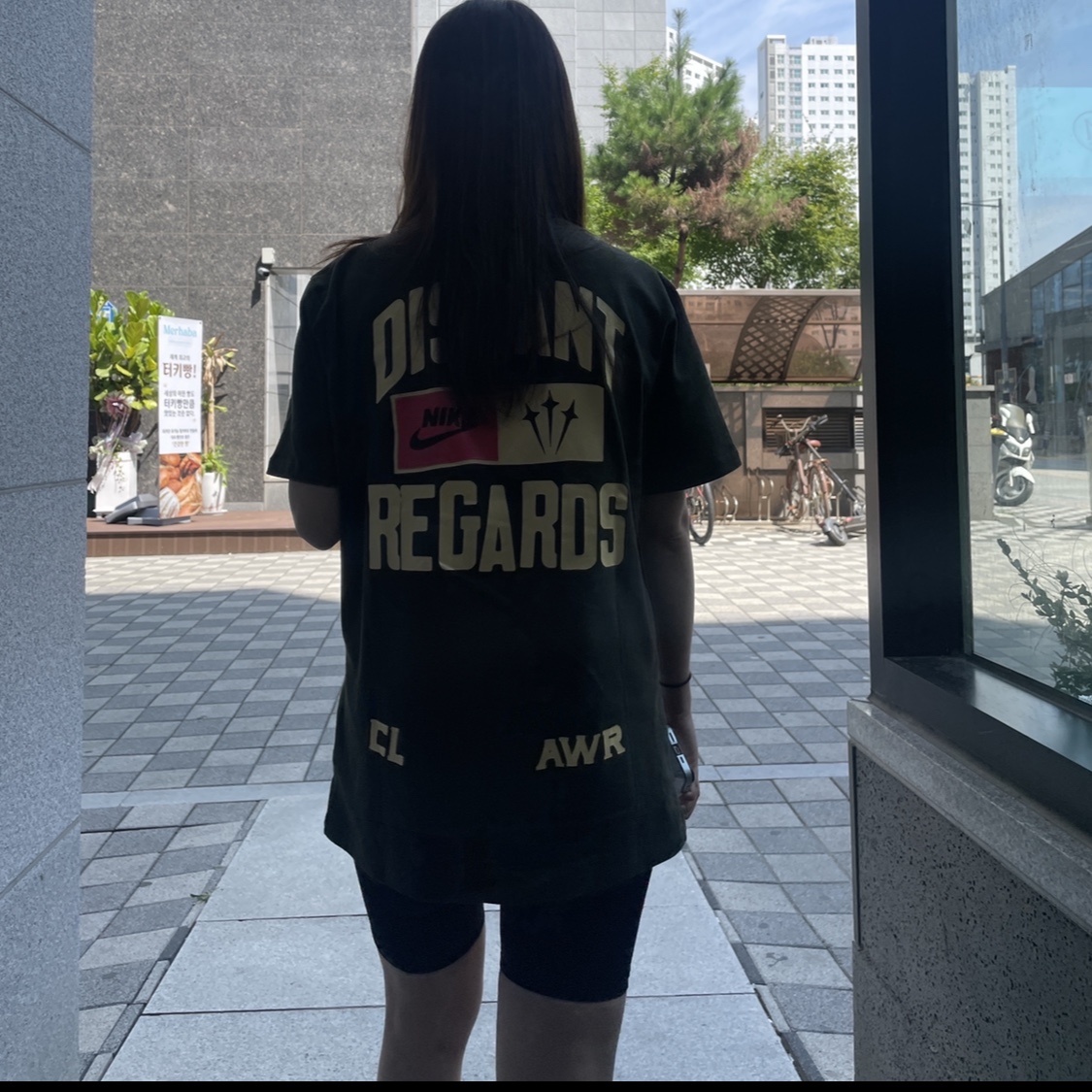 Nike x Drake Nocta x Cactus Plant Flea Market Souvenir Cactus T-Shirt Sequoia (DR2630-355) 착용 스타일 - 2