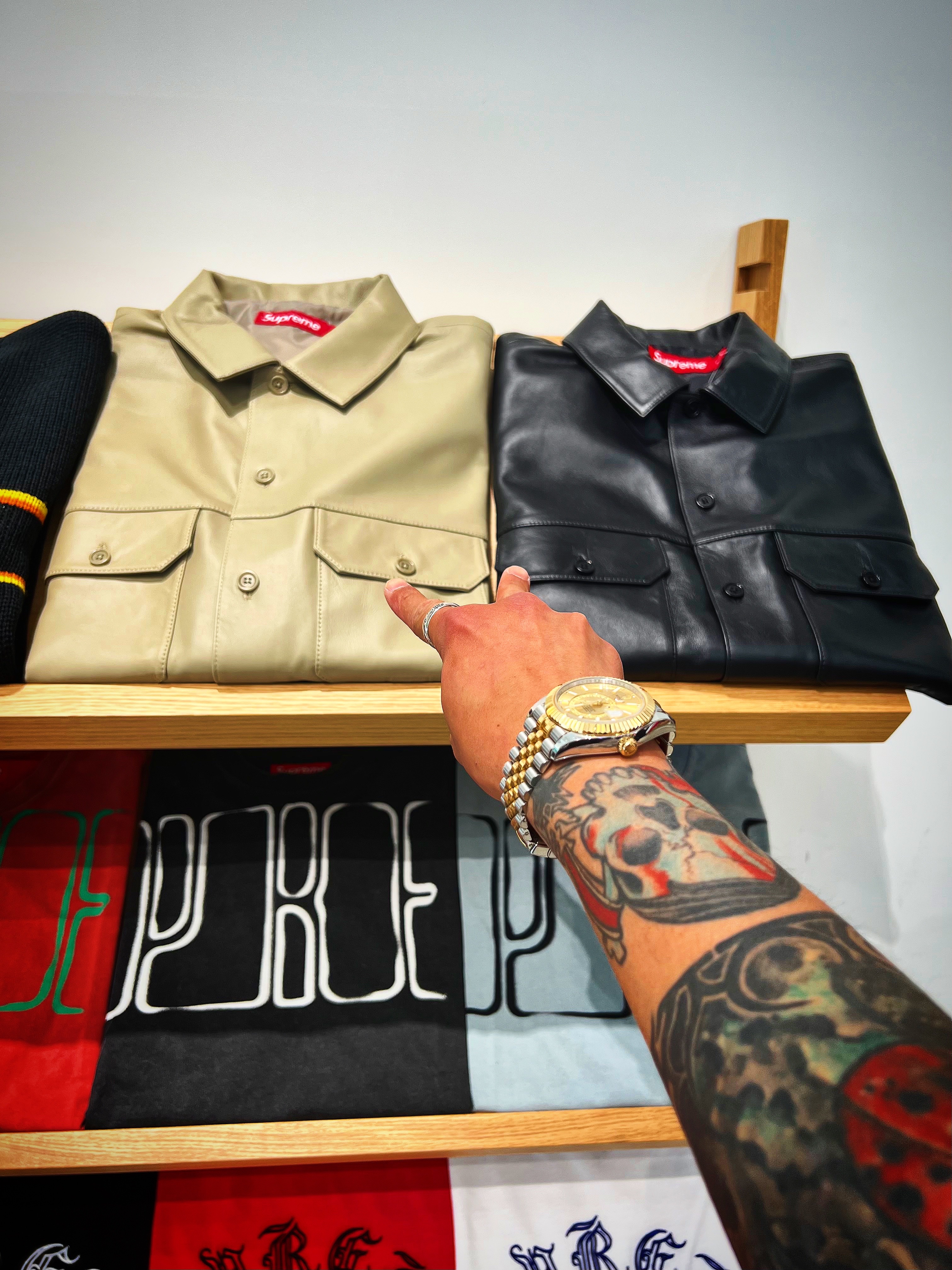 Supreme Leather S/S Work Shirt Tan - 23FW, Supreme Leather Double Knee Painter Pant Tan - 23FW 착용 스타일 - 1