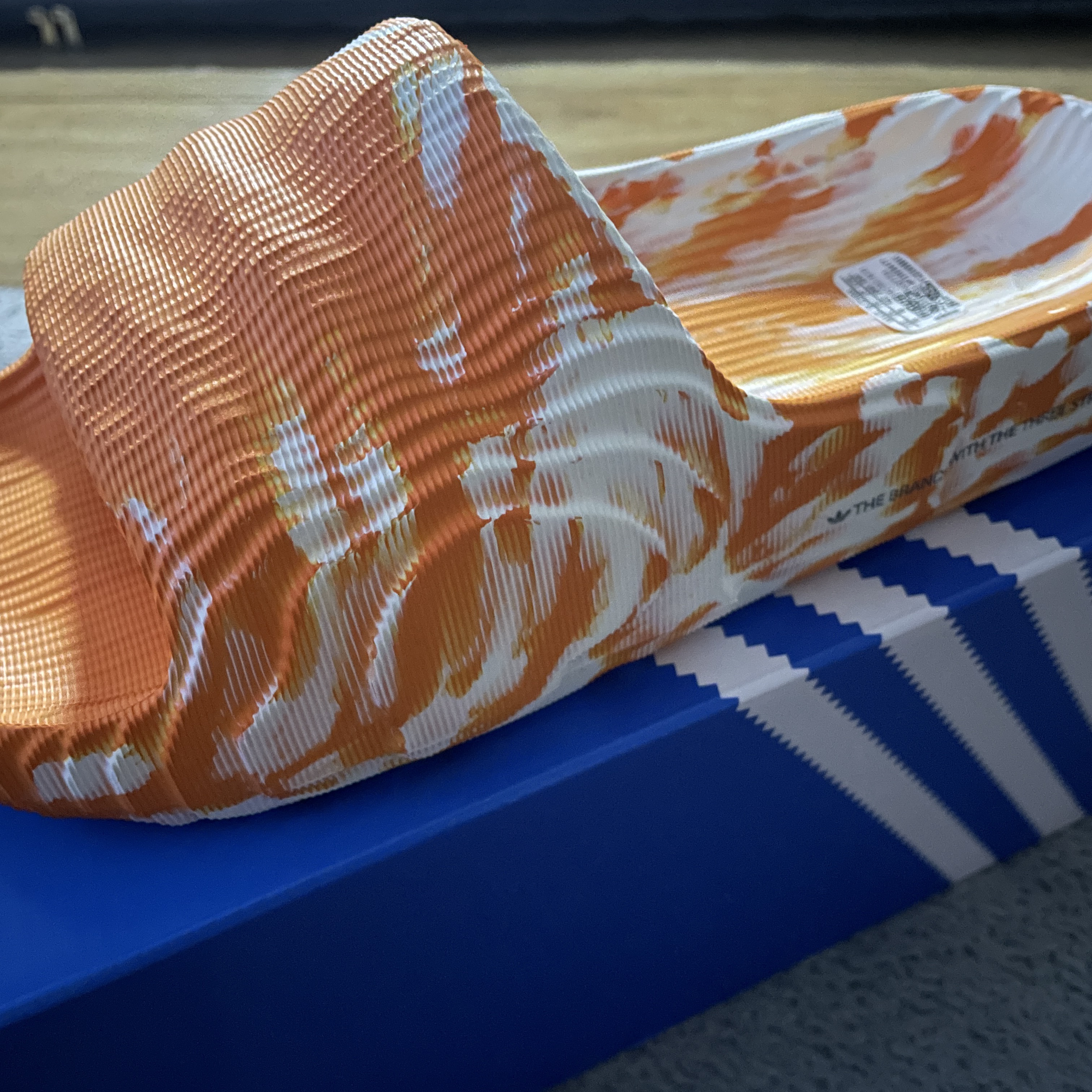 Adidas Adilette 22 Bright Orange 착용 스타일