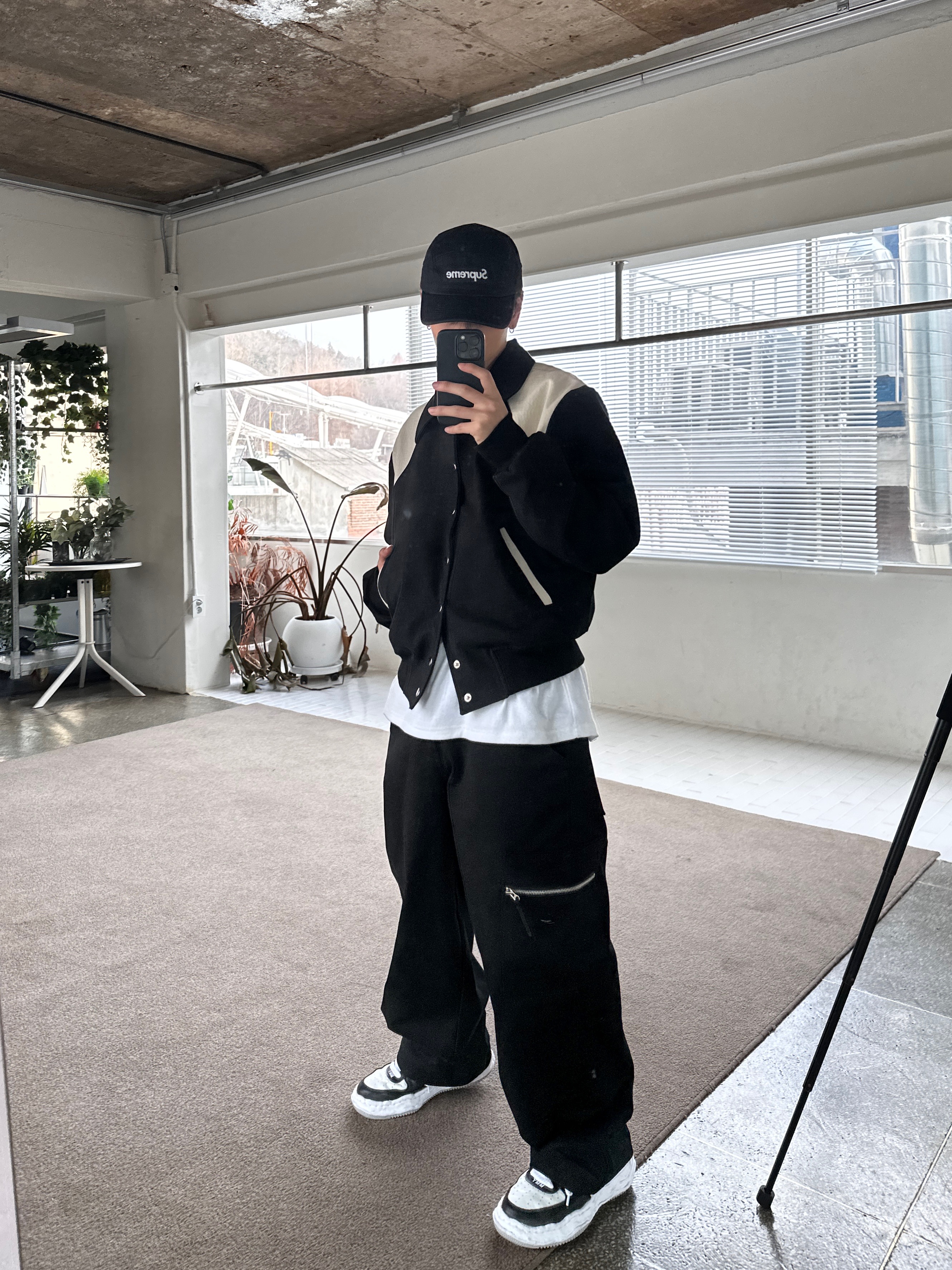 Maison Mihara Yasuhiro Wayne OG Sole Leather Low-top Sneakers Black White, Supreme Washed Chino Twill Camp Cap Black 착용 스타일 - 1