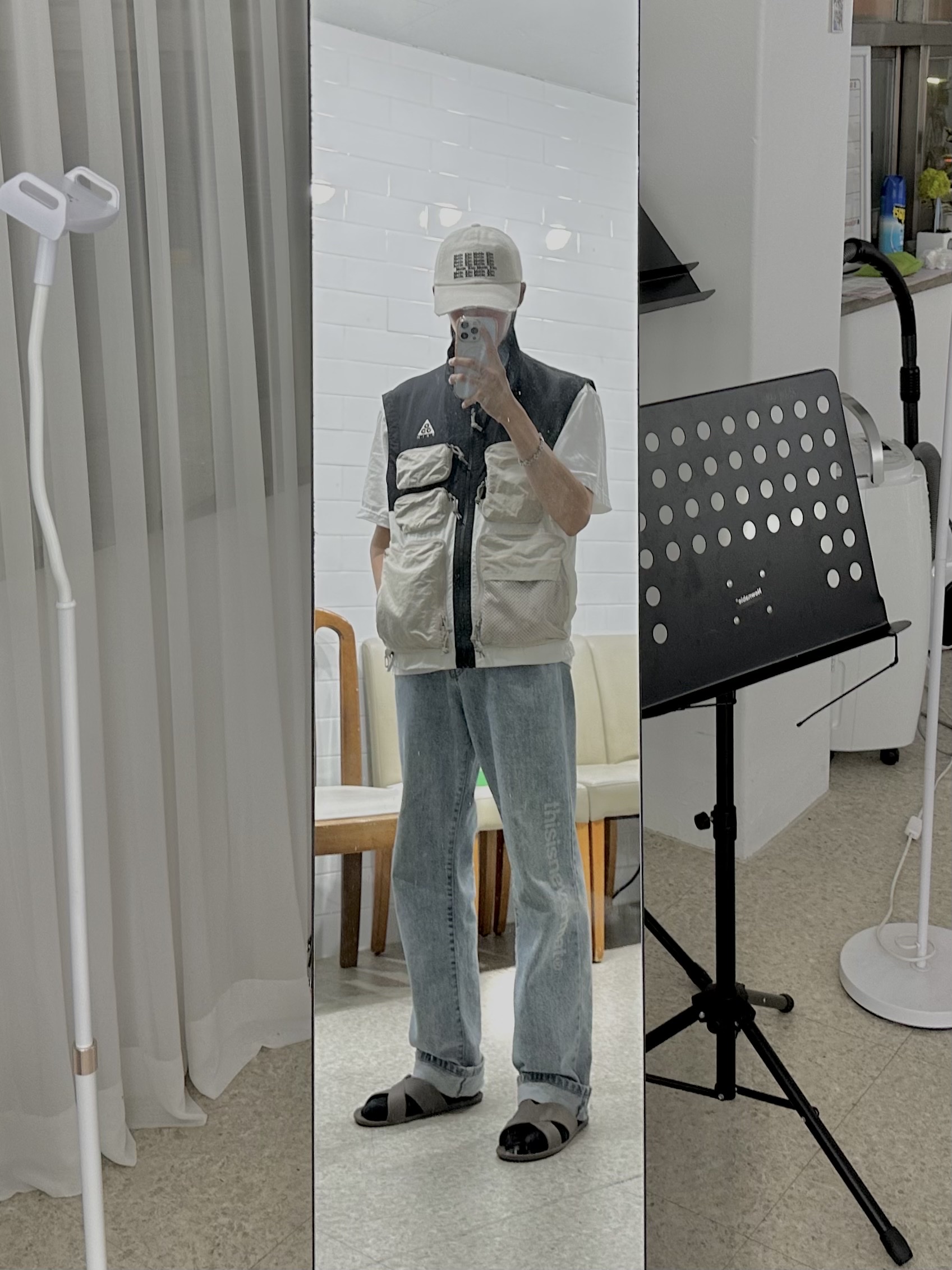 Matin Kim Lettering Washed Ball Cap Ivory, Nike ACG Utility Vest Black Summit White - US/EU 착용 스타일