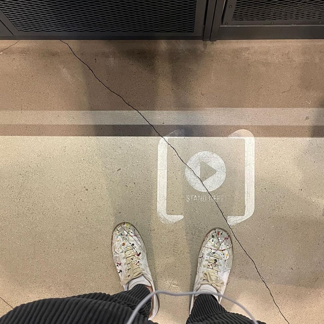 Maison Margiela Wool Gabardine Trousers Dark Blue, Maison Margiela Replica Paint Drop Sneakers 착용 스타일 - 4