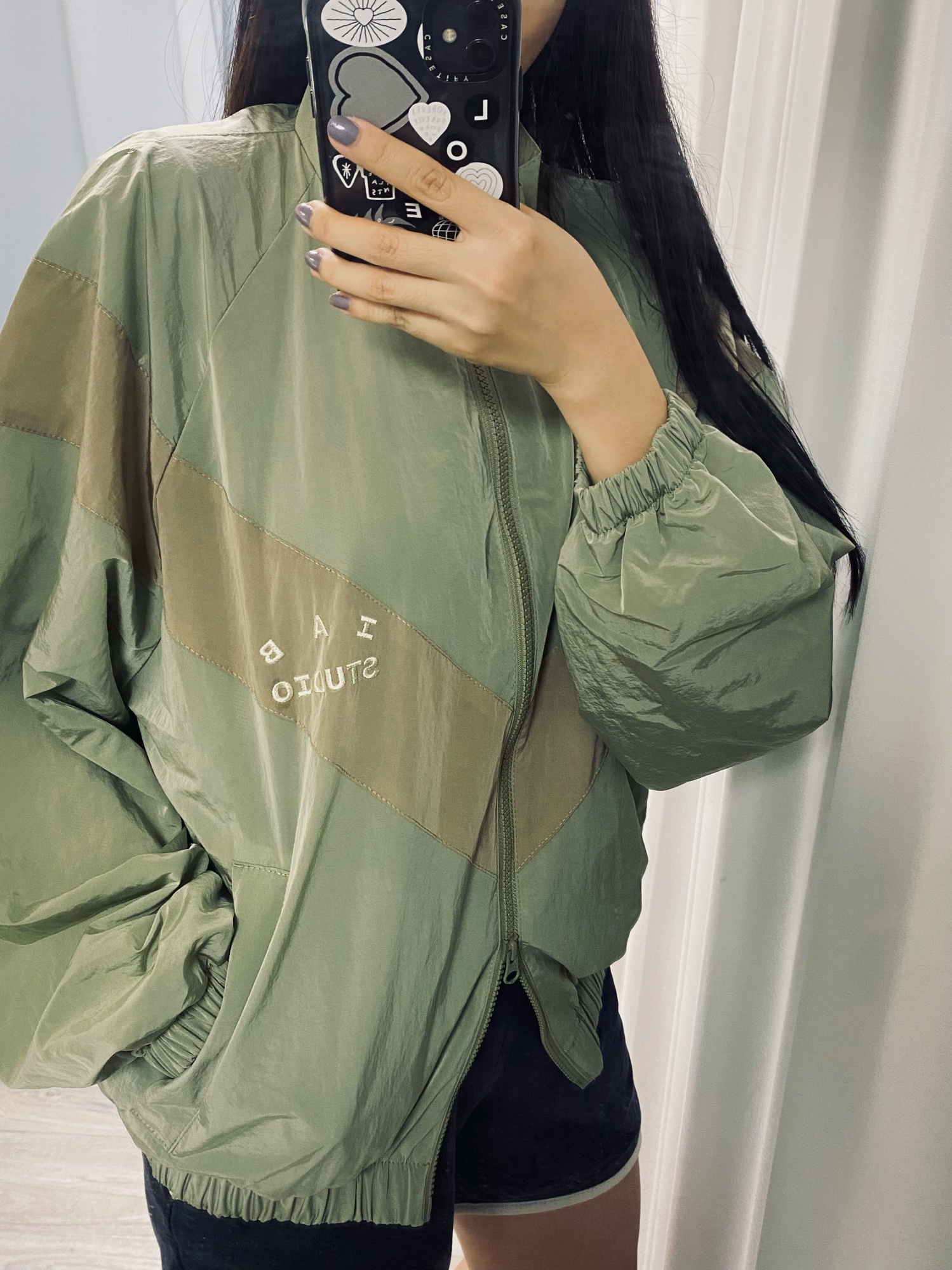 IAB Studio x D.P. Track Top Tea Green Mud 착용 스타일