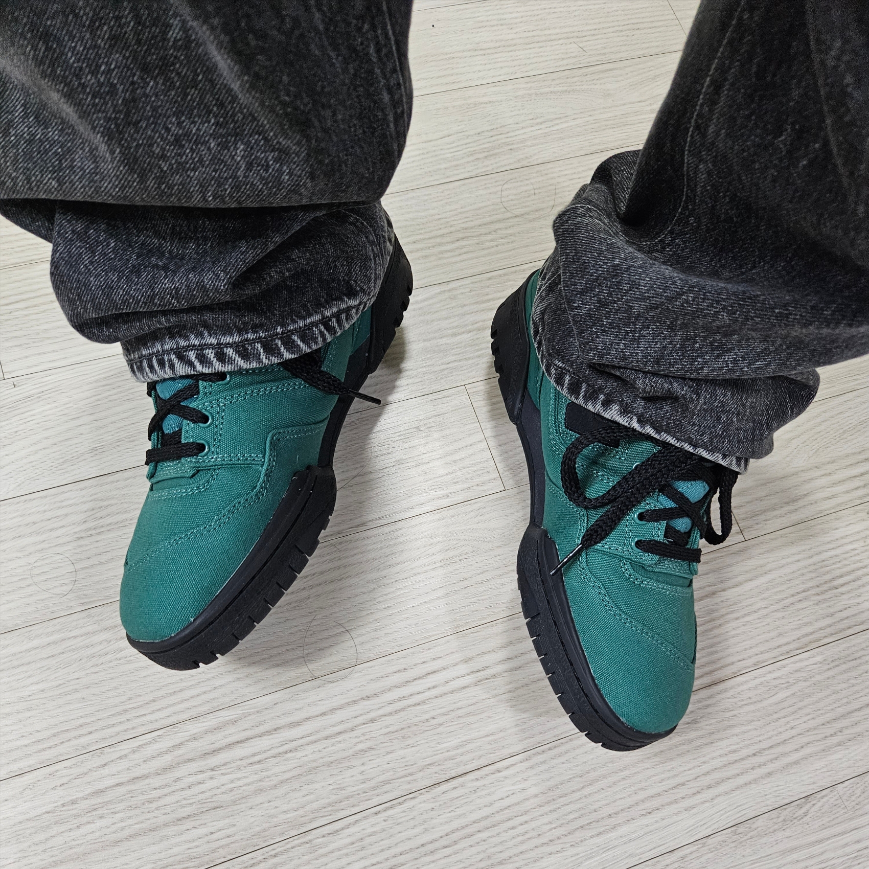 New Balance x Thisisneverthat 550 Green Black 착용 스타일 - 2