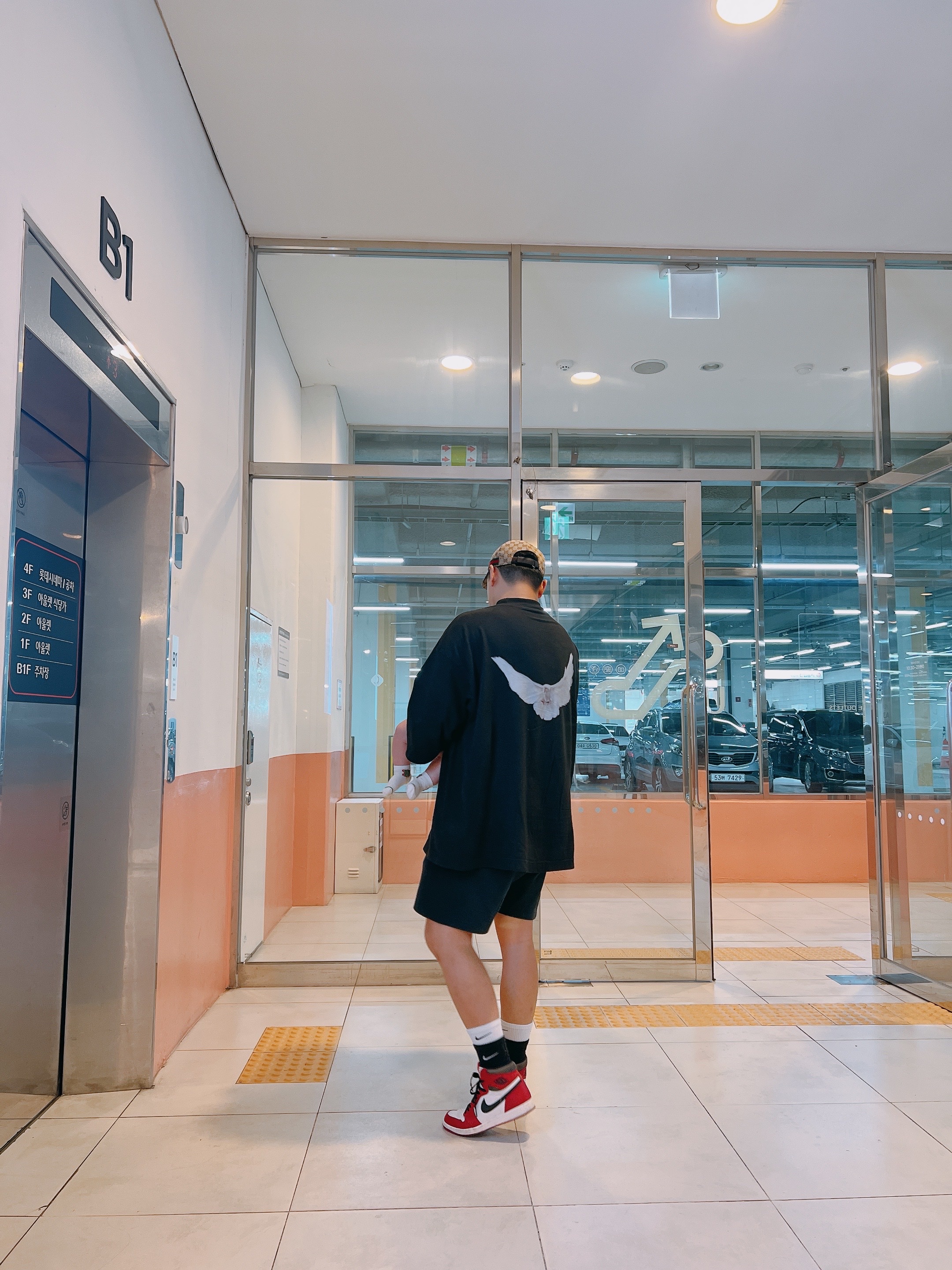 Jordan 1 Retro High OG Chicago 2022, Nike Everyday Plus Cushioned Training Crew Socks Black White (Korean Ver.) 착용 스타일 - 3