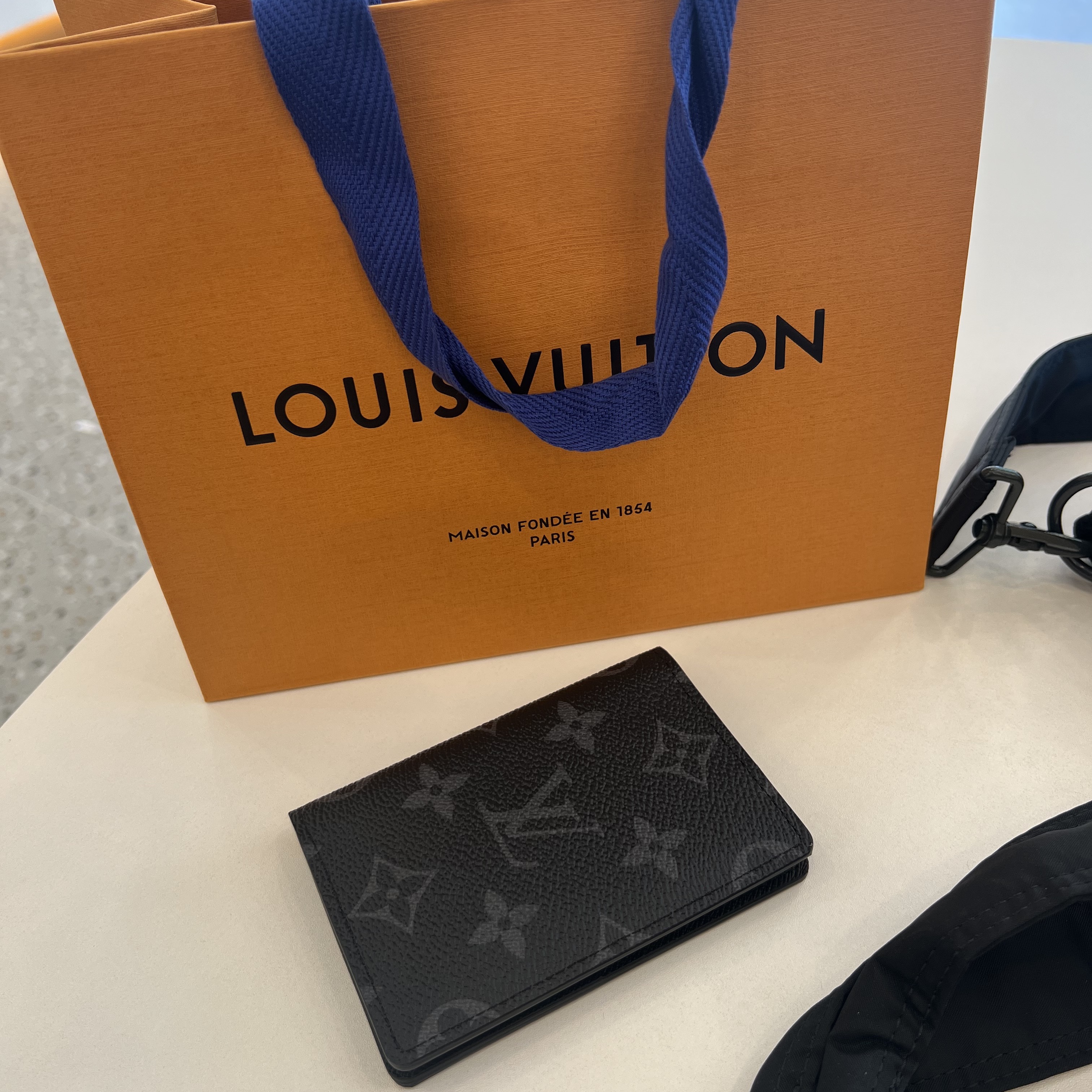 Louis Vuitton Pocket Organizer Monogram Eclipse 착용 스타일