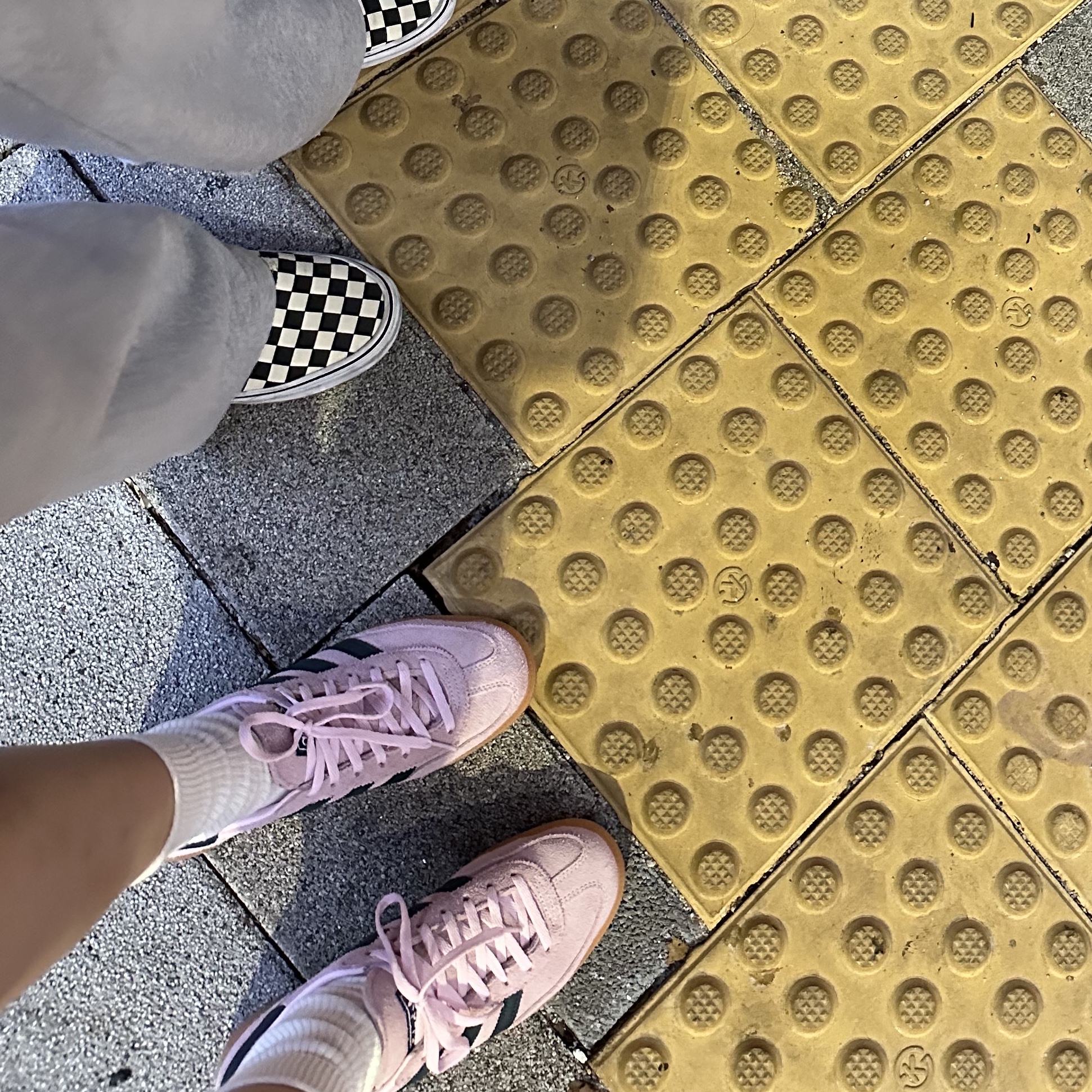 (W) Adidas Spezial Handball Clear Pink, Vans Authentic Golden Coast Checkerboard 착용 스타일