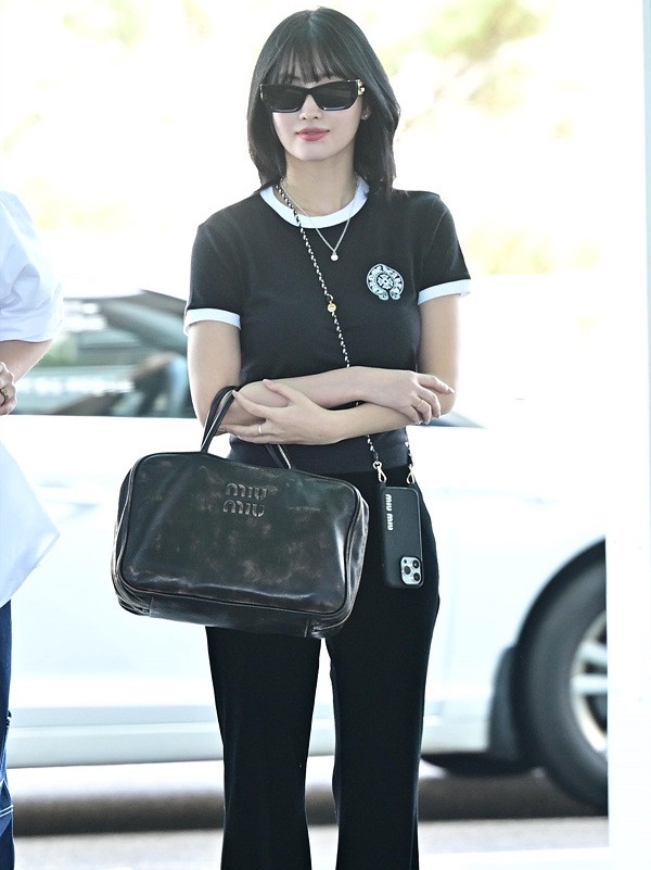 (W) Miu Miu Glimpse Sunglasses Slate Grey Lenses Black Acetate 착용 스타일