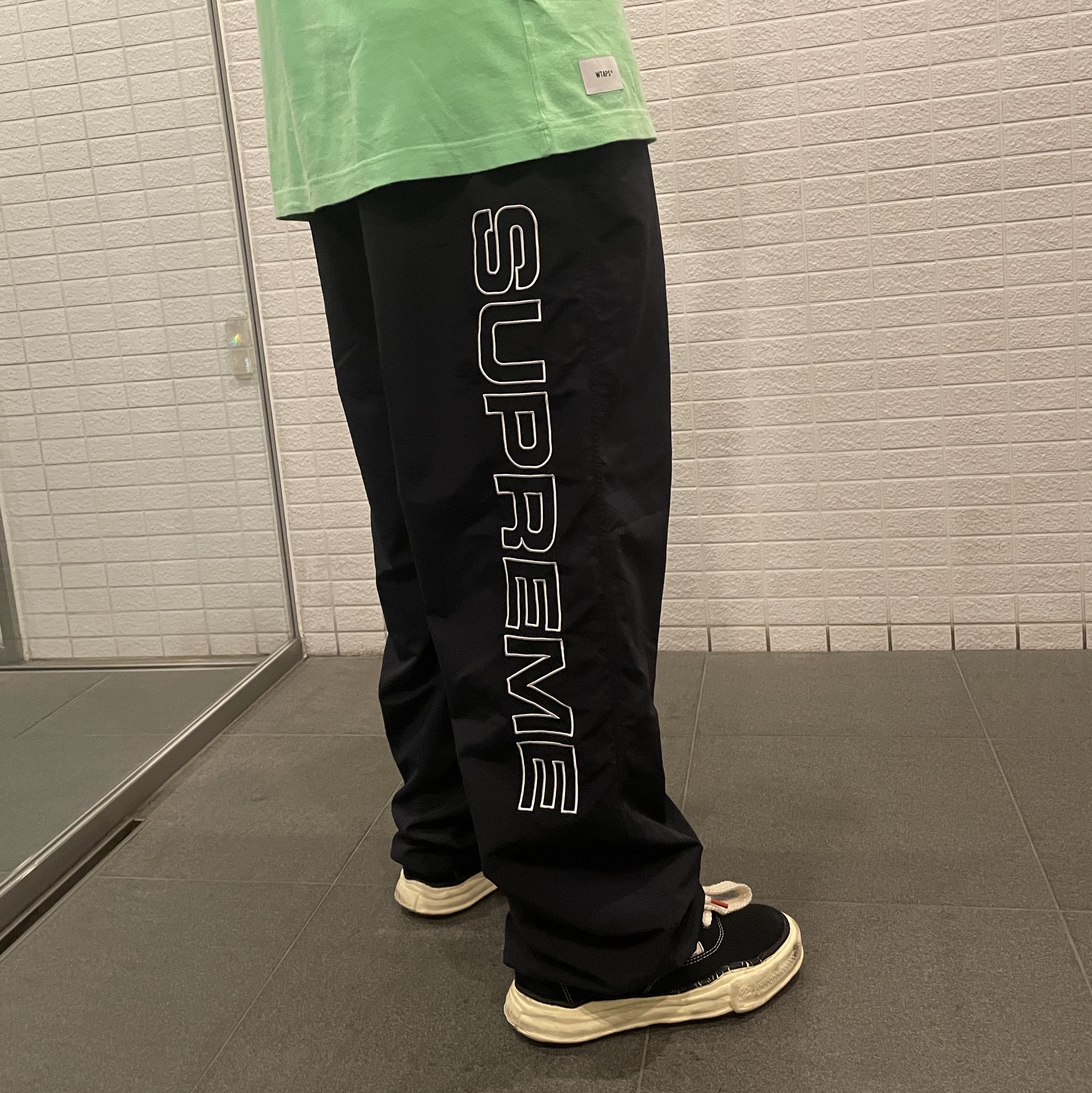 Supreme Spellout Embroidered Track Pants Black - 23FW 착용 스타일