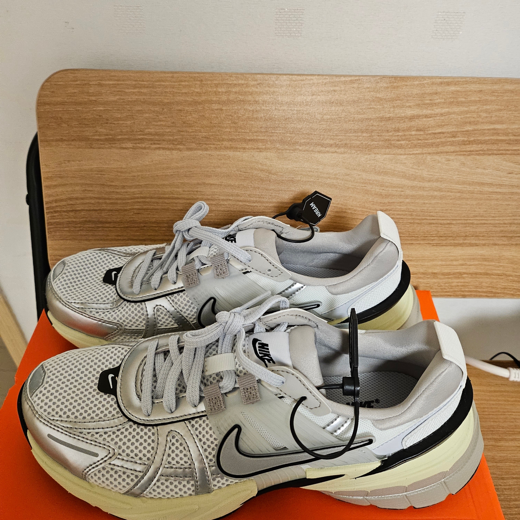 Nike V2K Run Summit White Metallic Silver 착용 스타일 - 2