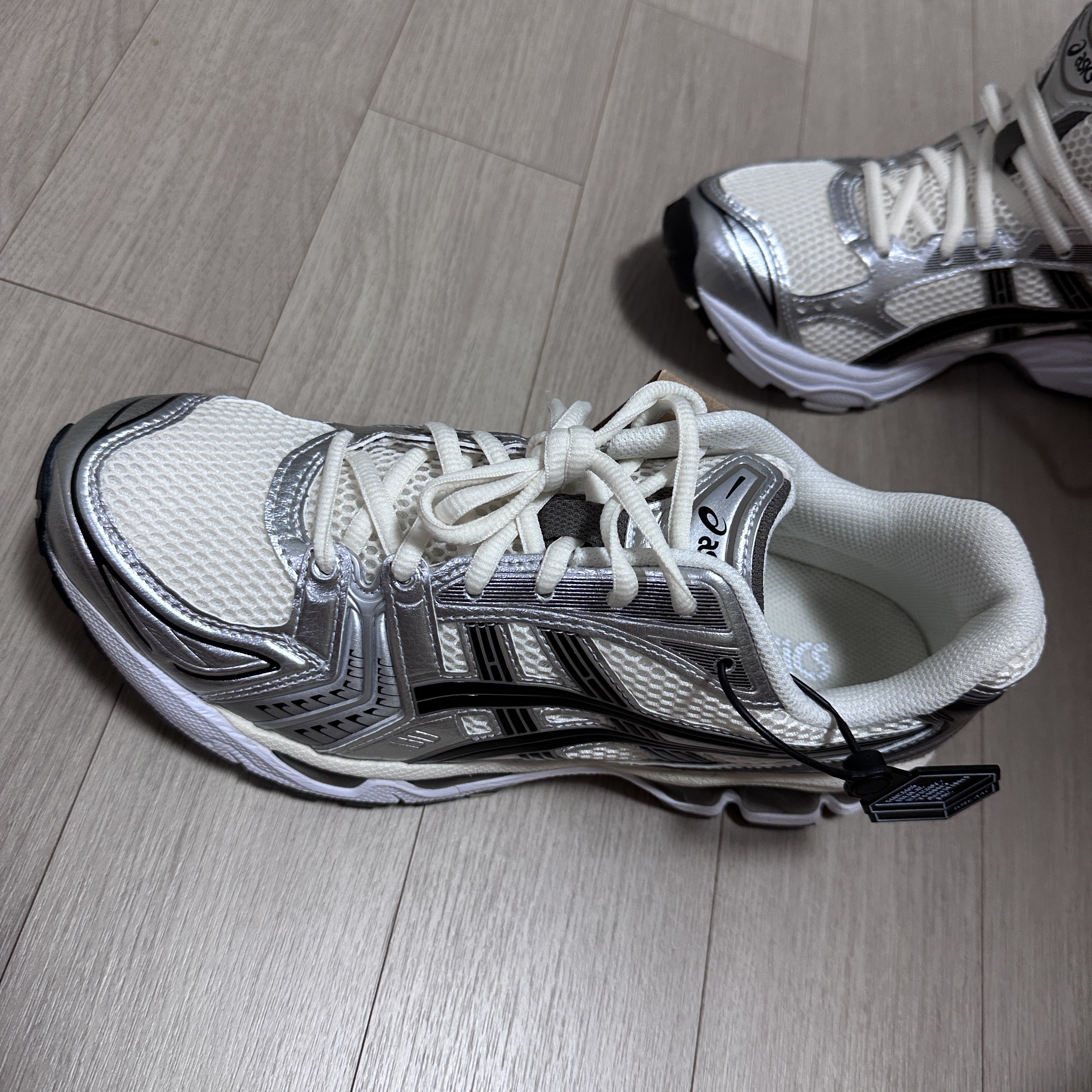 Asics Gel-Kayano 14 Cream Black 착용 스타일 - 1