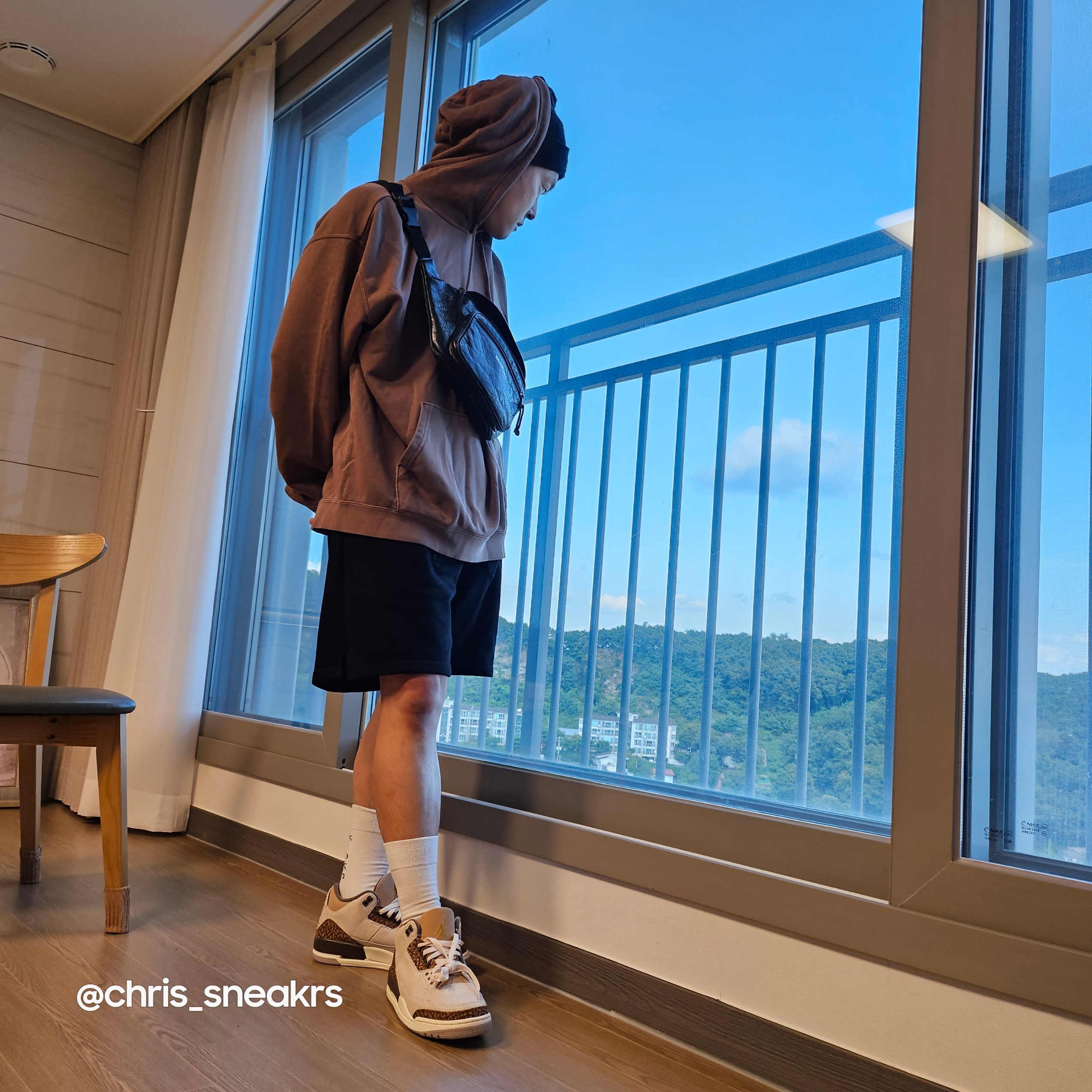 [KREAM 단독] Won Chaser New Money Shorts Black, Jordan 3 Retro Orewood Brown 착용 스타일 - 1