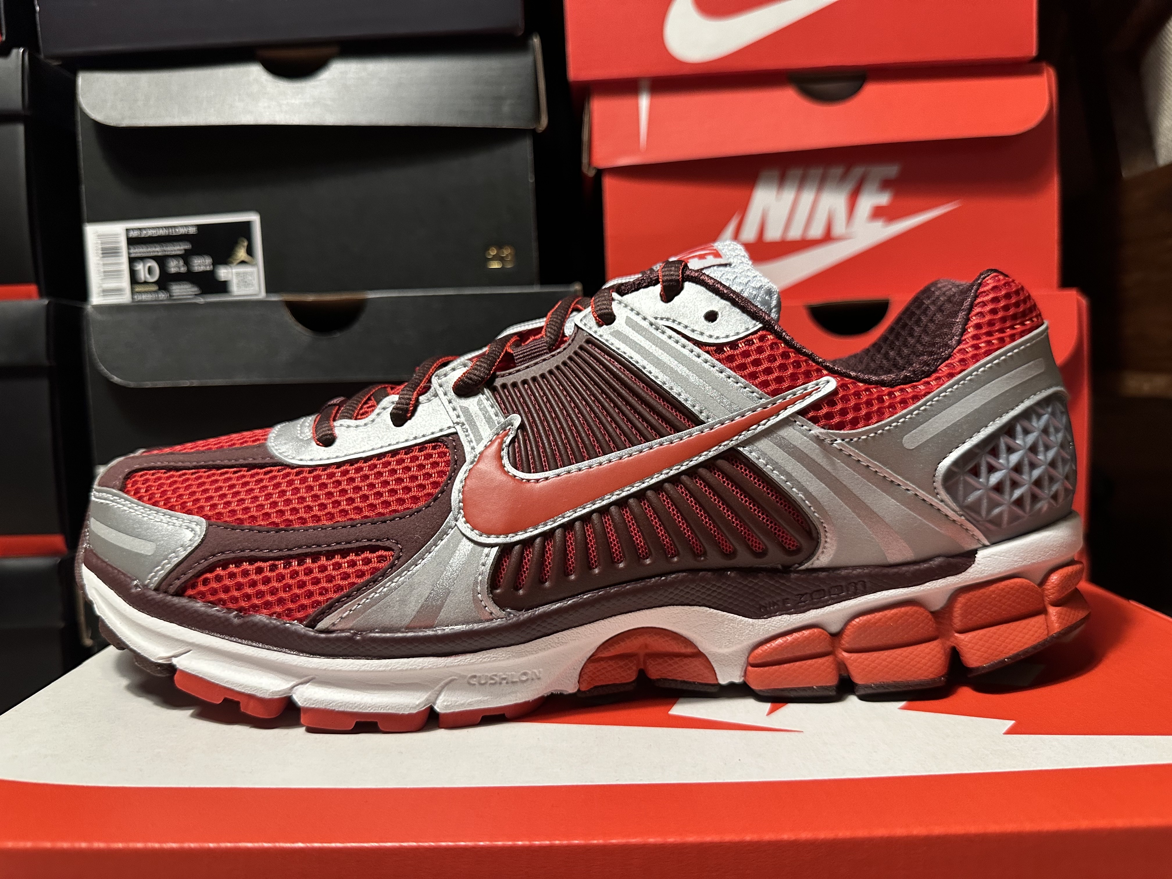 (W) Nike Zoom Vomero 5 Mystic Red and Platinum 착용 스타일 - 3