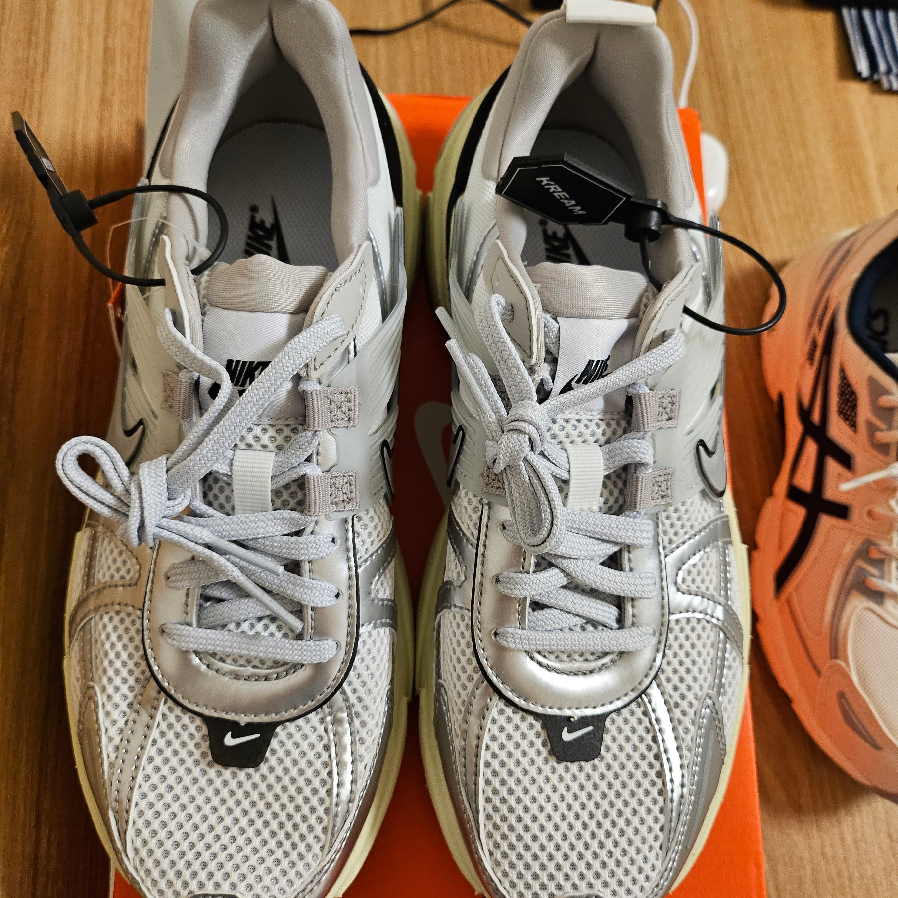 Nike V2K Run Summit White Metallic Silver 착용 스타일 - 1