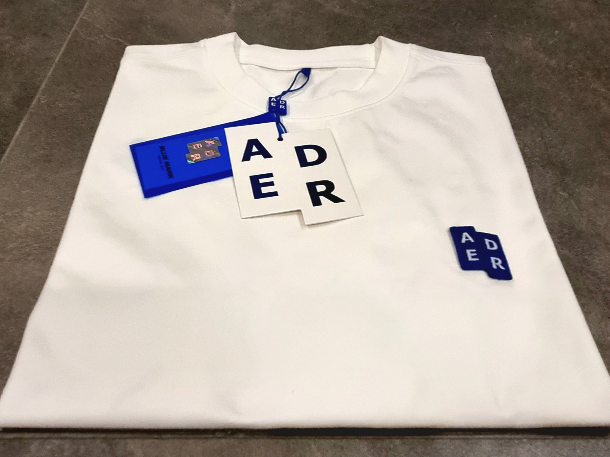 Ader Error Sig; TRS/BL Tag T-Shirt 01 Off White 착용 스타일 - 2