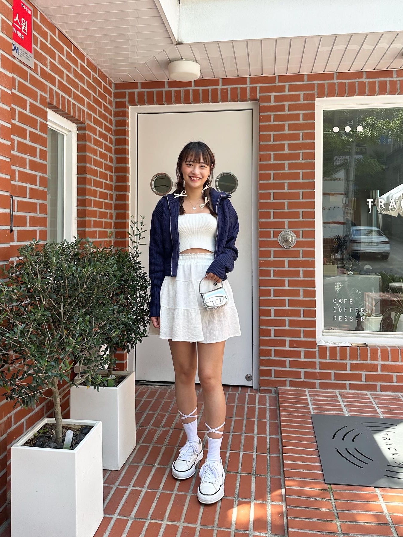Maison Mihara Yasuhiro Peterson OG Sole Canvas Low Sneakers White, Diesel 1DR Mini Bag in Mirrored Leather Silver 착용 스타일 - 1
