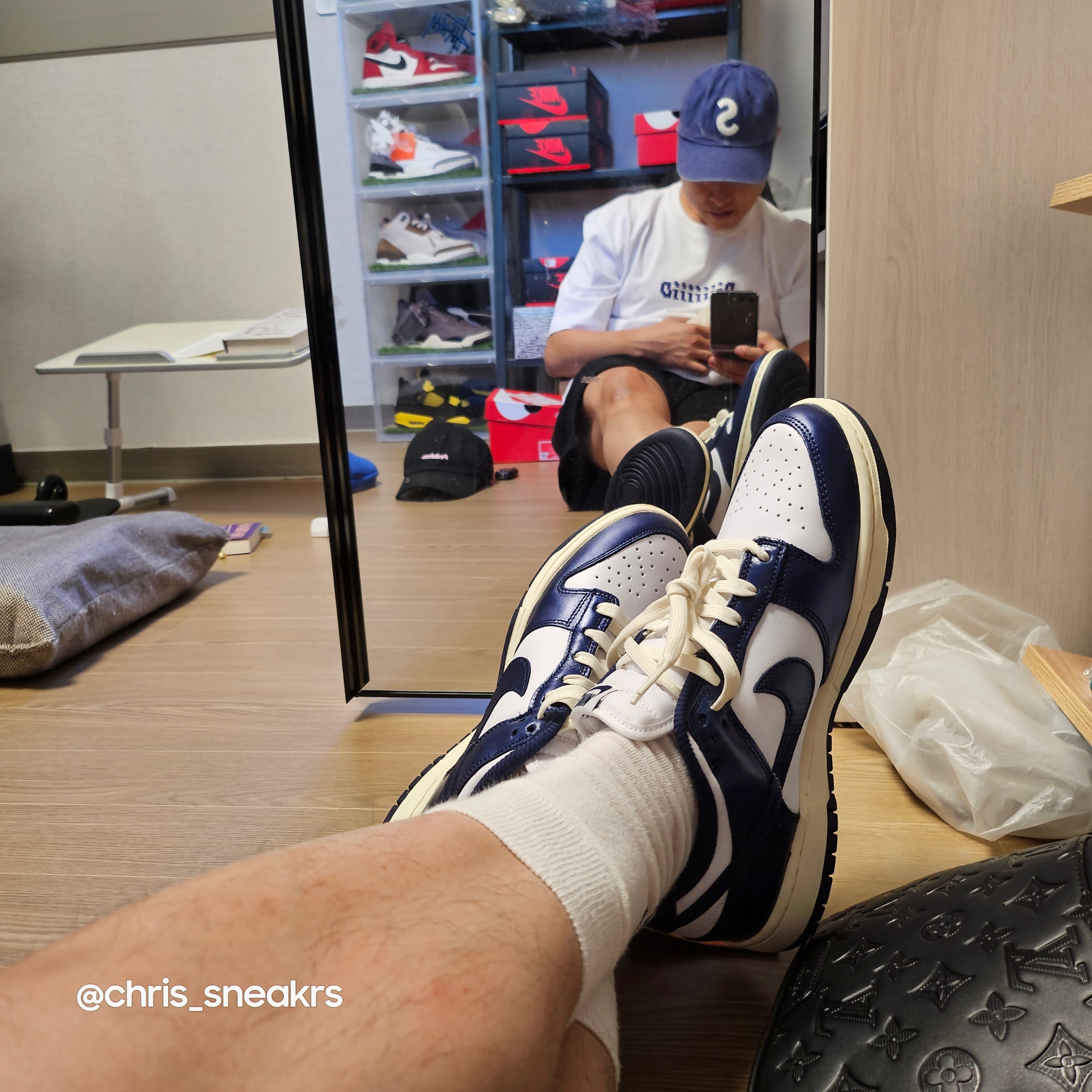Louis Vuitton Discovery PM Bumbag Monogram Shadow Black, (W) Nike Dunk Low PRM Midnight Navy and White 착용 스타일 - 1