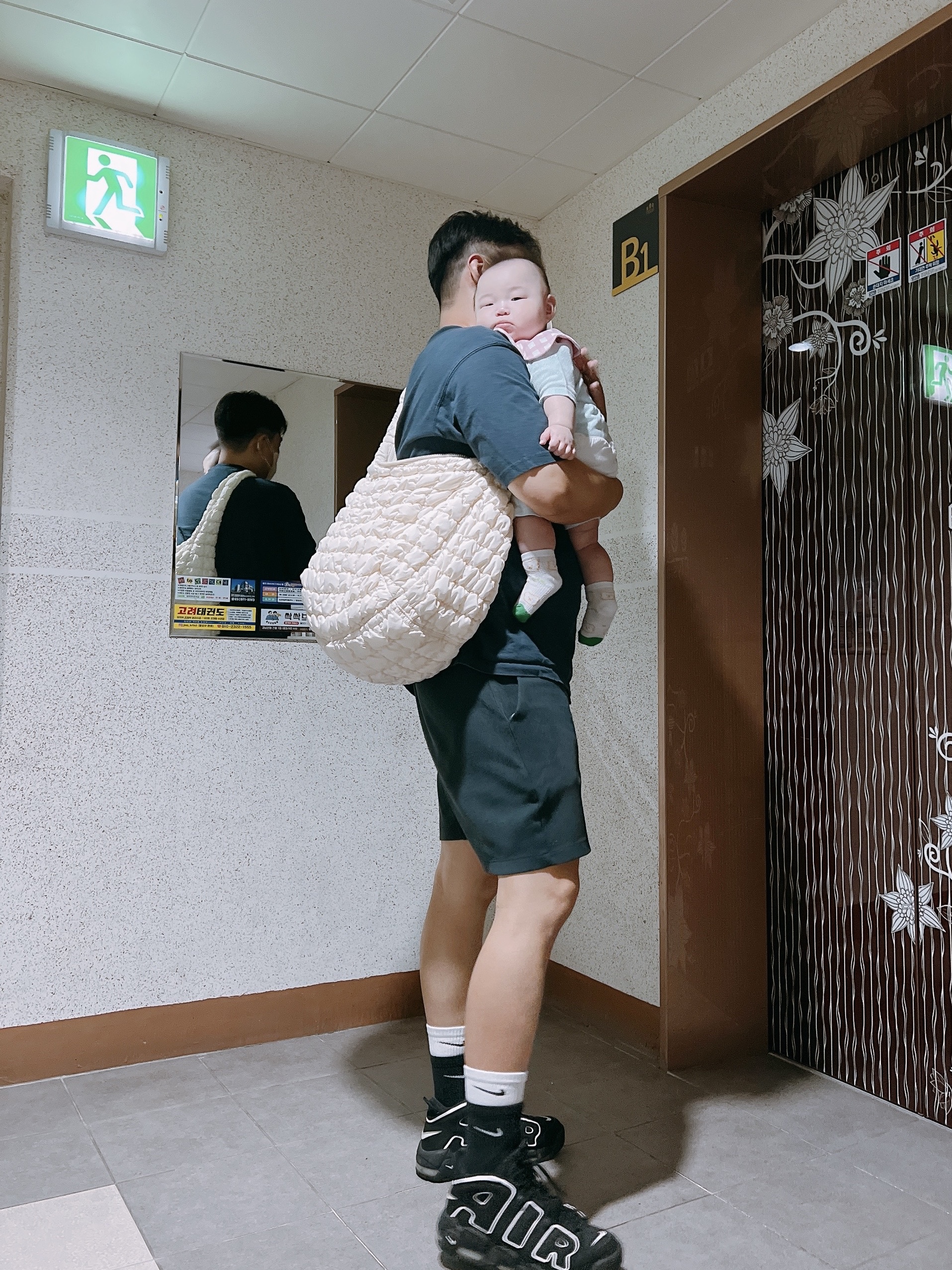 Nike Air More Uptempo Black White 2016, COS Quilted Oversized Shoulder Bag Off White Light Beige 착용 스타일 - 1