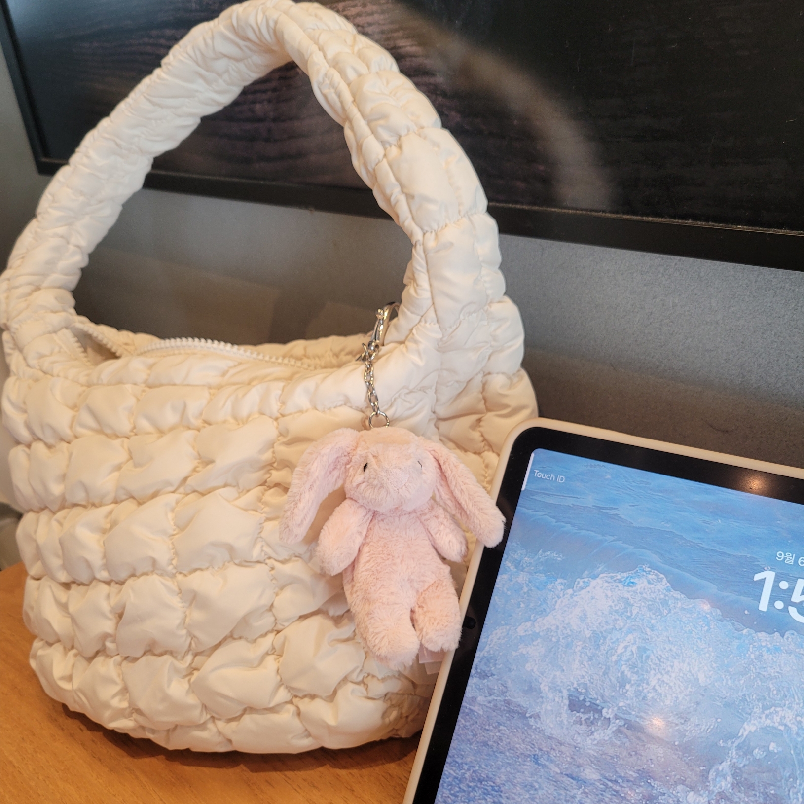 Jellycat Bashful Bunny Bag Charm Blush, COS Quilted Mini Bag Cream 착용 스타일
