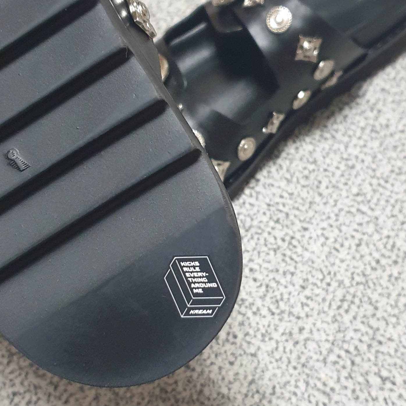 Toga Virilis AJ830 Leather Black 착용 스타일 - 2