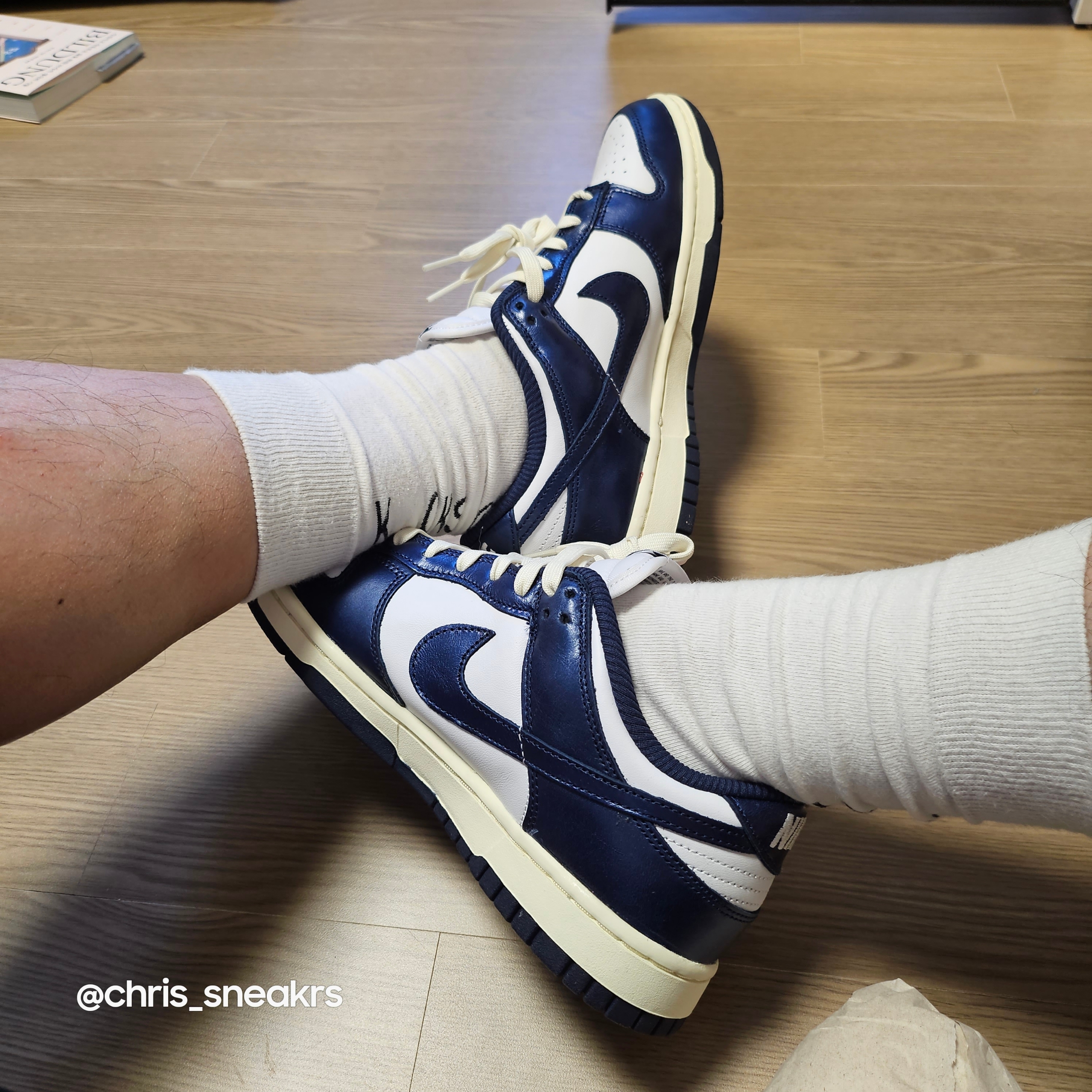 Louis Vuitton Discovery PM Bumbag Monogram Shadow Black, (W) Nike Dunk Low PRM Midnight Navy and White 착용 스타일 - 3