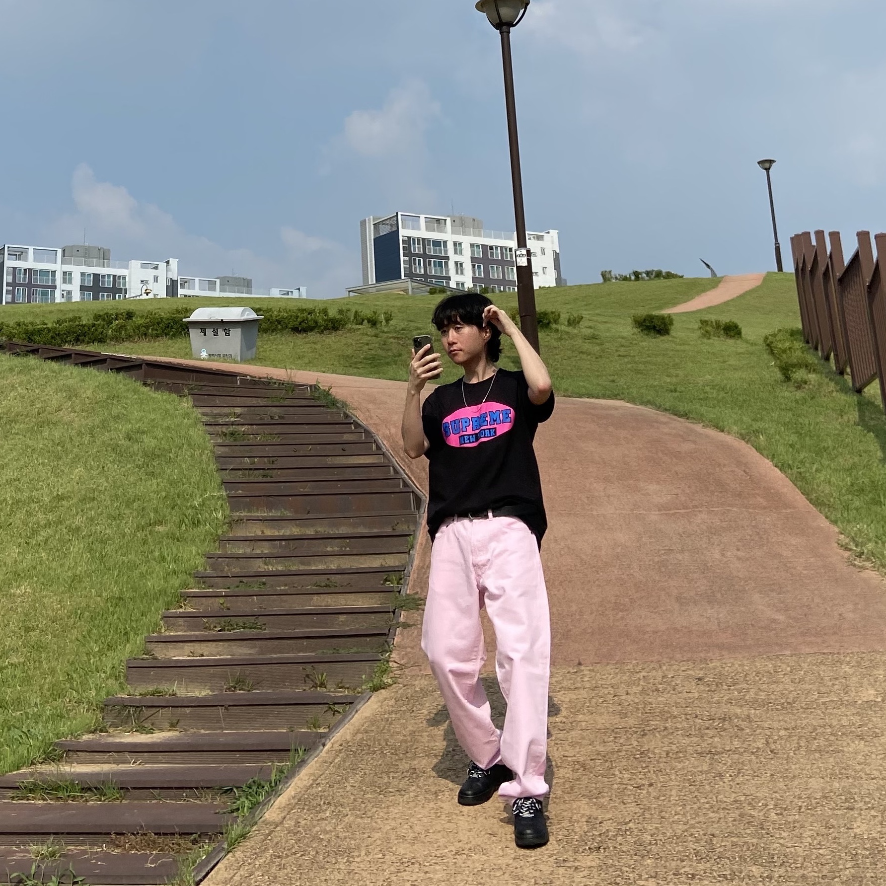 Supreme New York T-Shirt Black - 23SS, Supreme Regular Jean Pink - 23SS 착용 스타일 - 1