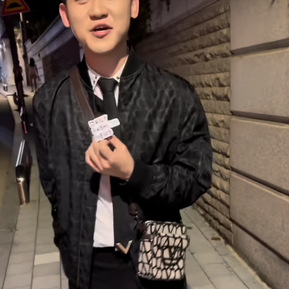 Balenciaga WFP Medium Fit T-Shirt Black, Valentino Small Napa Rockstud Spike Bag Black 착용 스타일 - 3