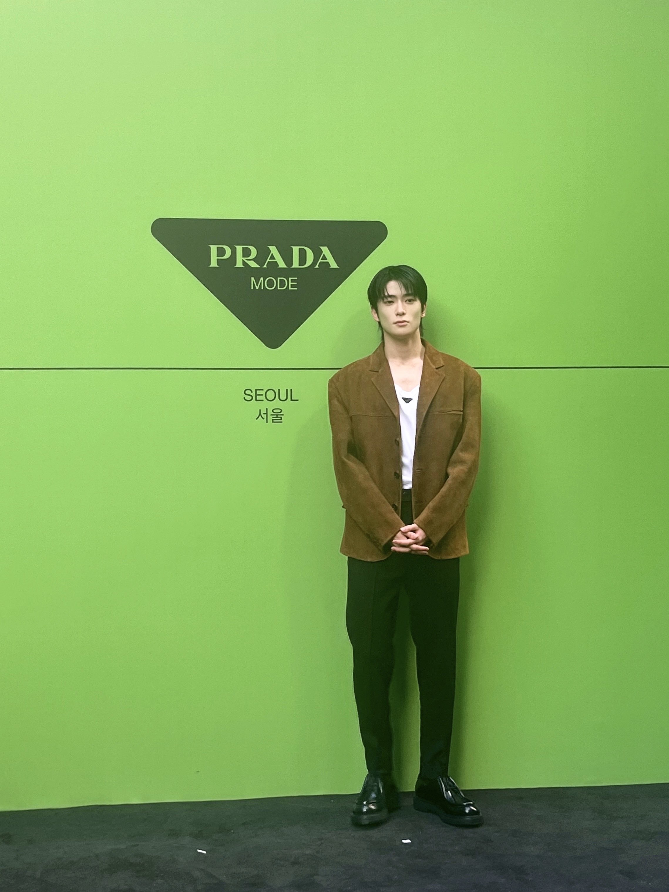 Prada Opaque Brushed Leather Lace-Up Shoes Black, (W) Prada Ribbed Knit Jersey Tank Top White 착용 스타일