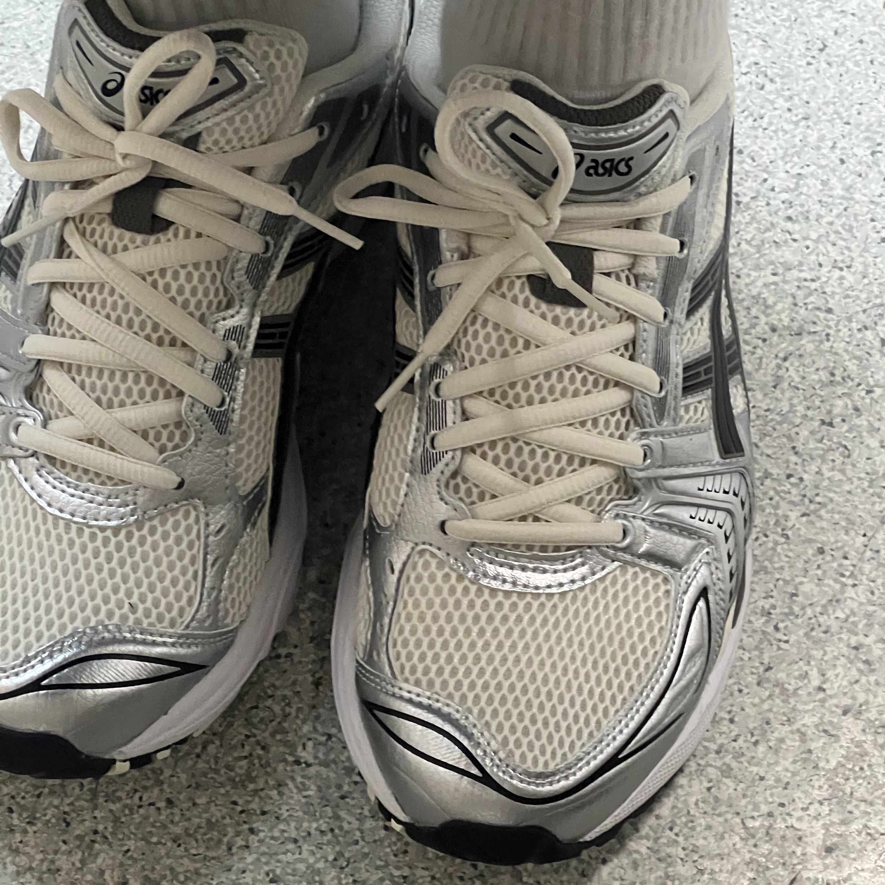 Asics Gel-Kayano 14 Cream Black 착용 스타일