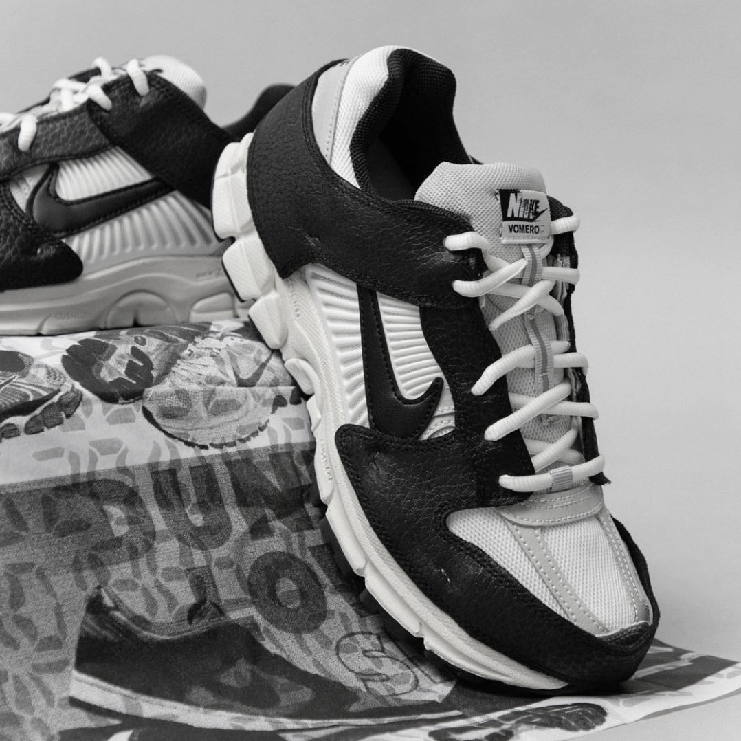 (W) Nike Zoom Vomero 5 Wolf Grey and Black 착용 스타일 - 1