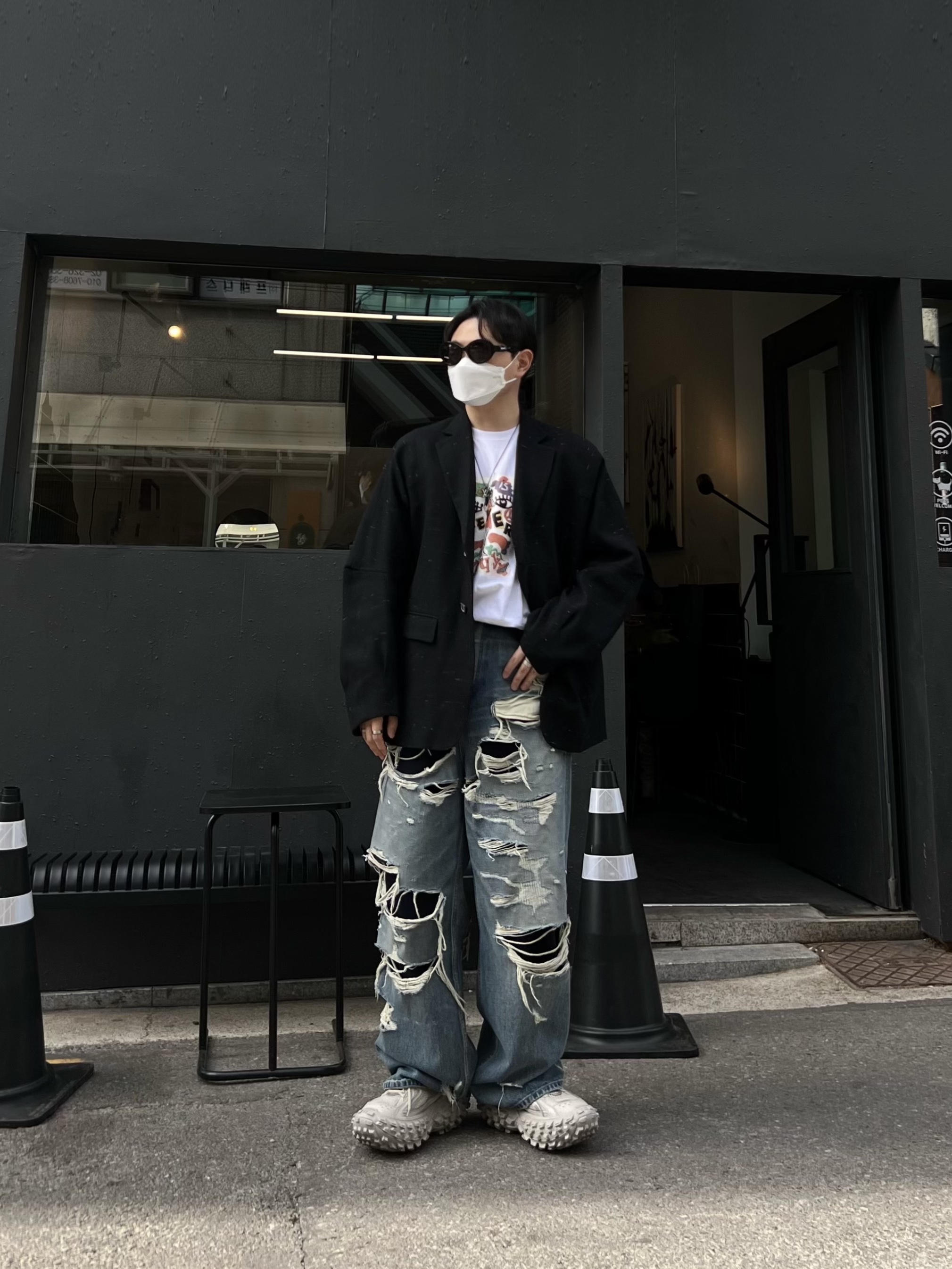 Balenciaga Defender Sneakers Beige 착용 스타일