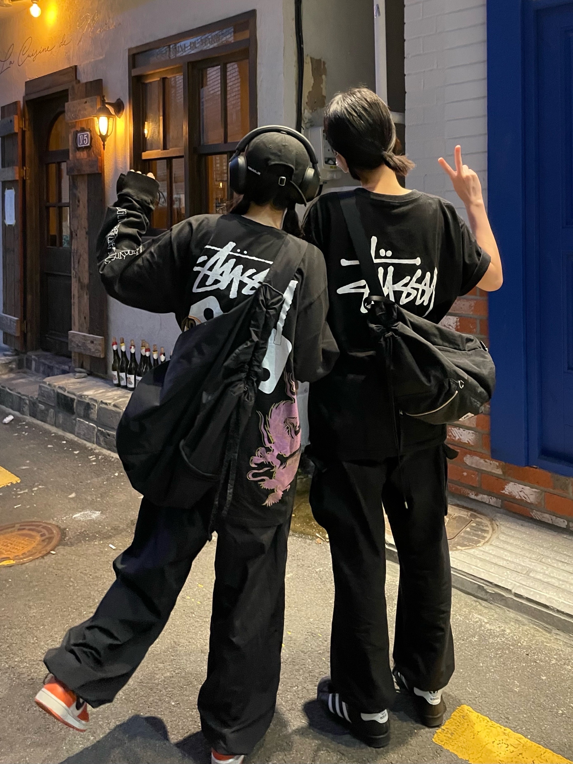 Stussy Strike Pigment Dyed LS T-Shirt Black, Jordan 1 Low OG Starfish 착용 스타일 - 1