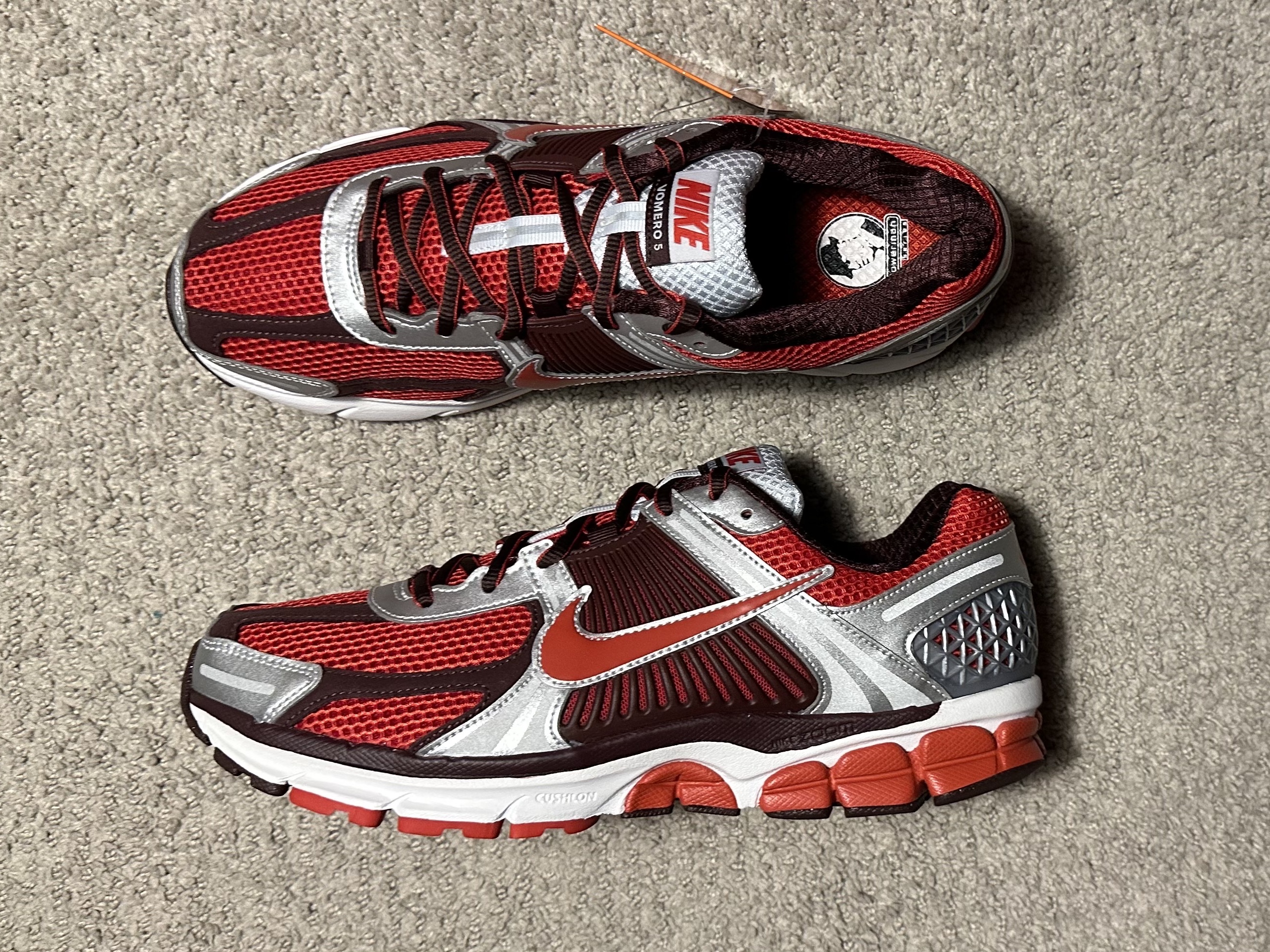 (W) Nike Zoom Vomero 5 Mystic Red and Platinum 착용 스타일 - 2