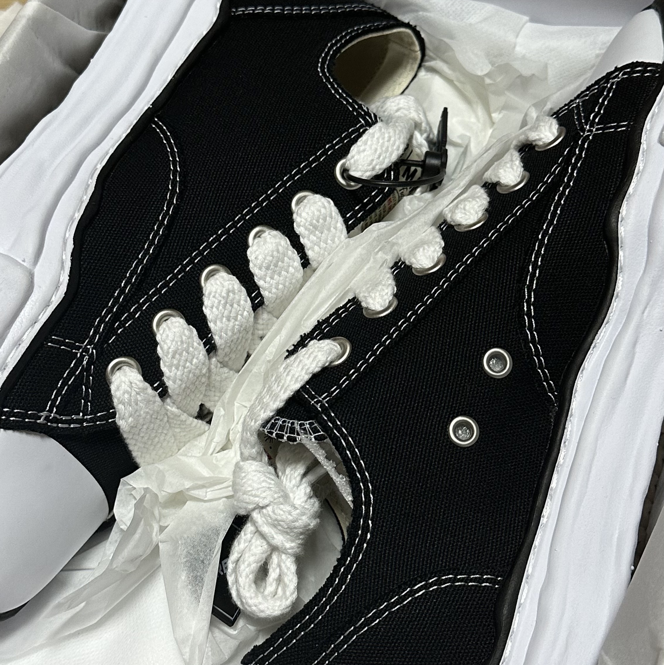 Maison Mihara Yasuhiro Peterson OG Sole Canvas Low Sneakers Black, IAB Studio 10th Anniversary T-Shirts Pack White & Black (2 Pack) 착용 스타일 - 3