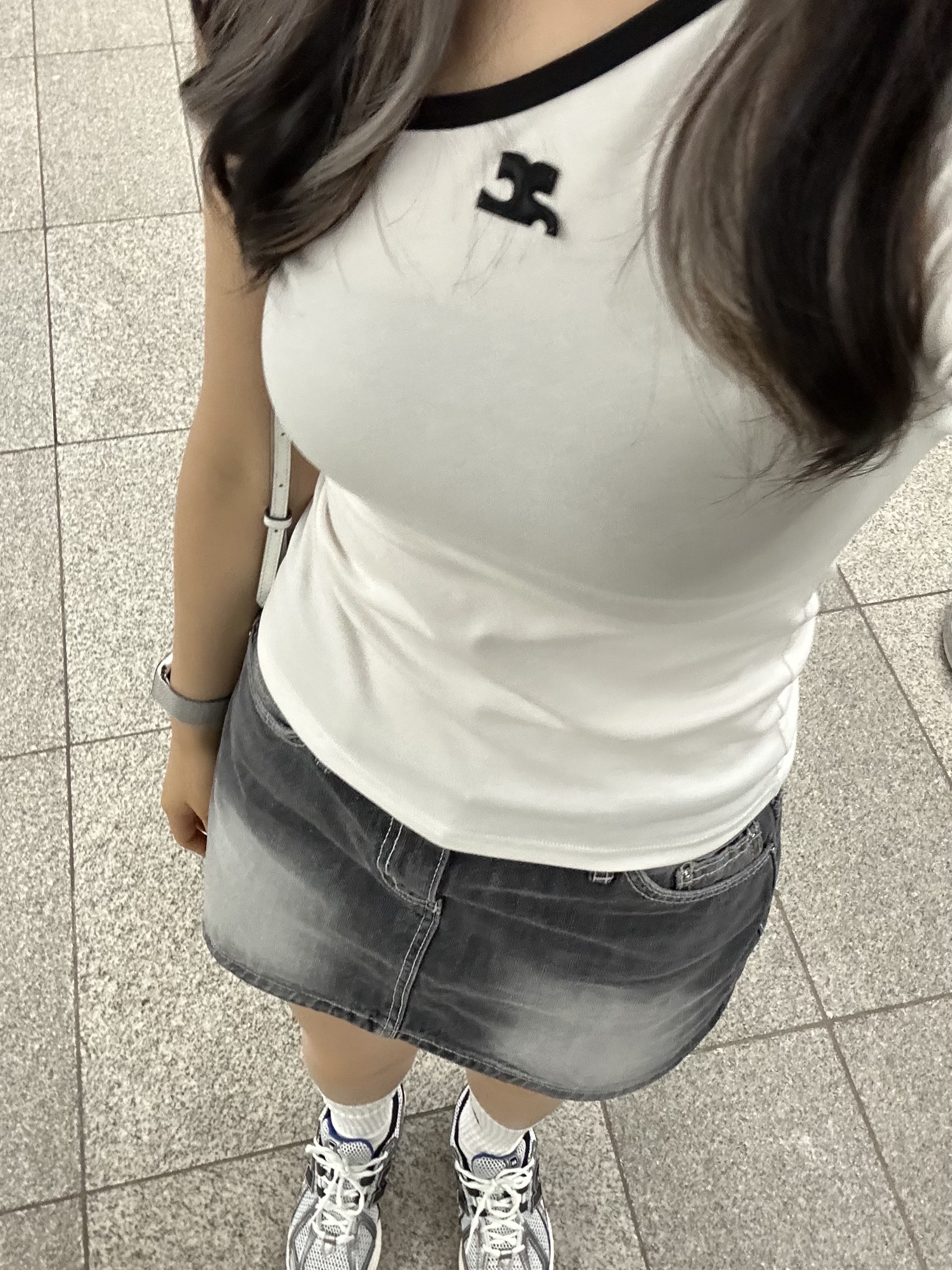 (W) Courreges Asymetric Shortsleeve Heritage White, New Balance 1906R Silver Metallic 착용 스타일 - 2