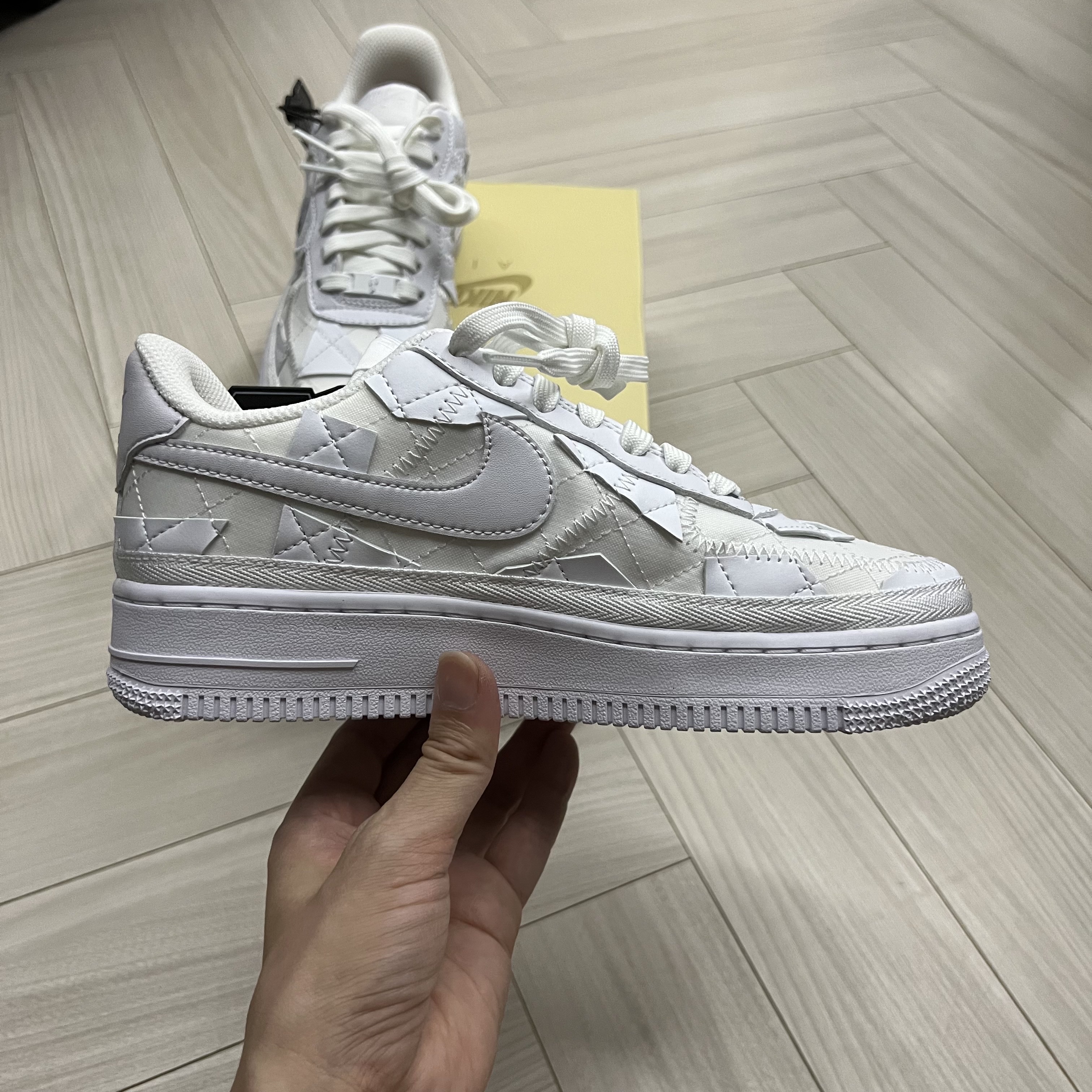 Nike x Billie Eilish Air Force 1 Low SP Triple White 착용 스타일 - 2