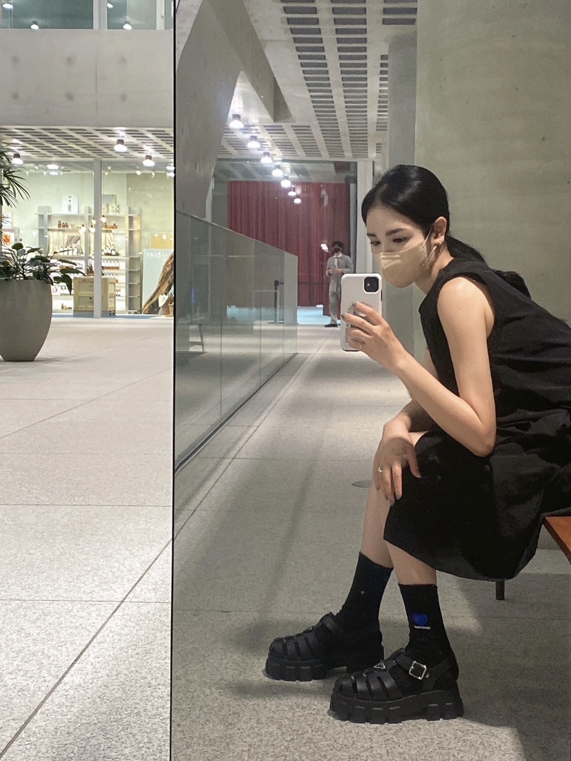 (W) Prada Rubber Sandal Black, Prada Re-Edition 2005 Re-Nylon Mini Hobo Bag Black 착용 스타일 - 2