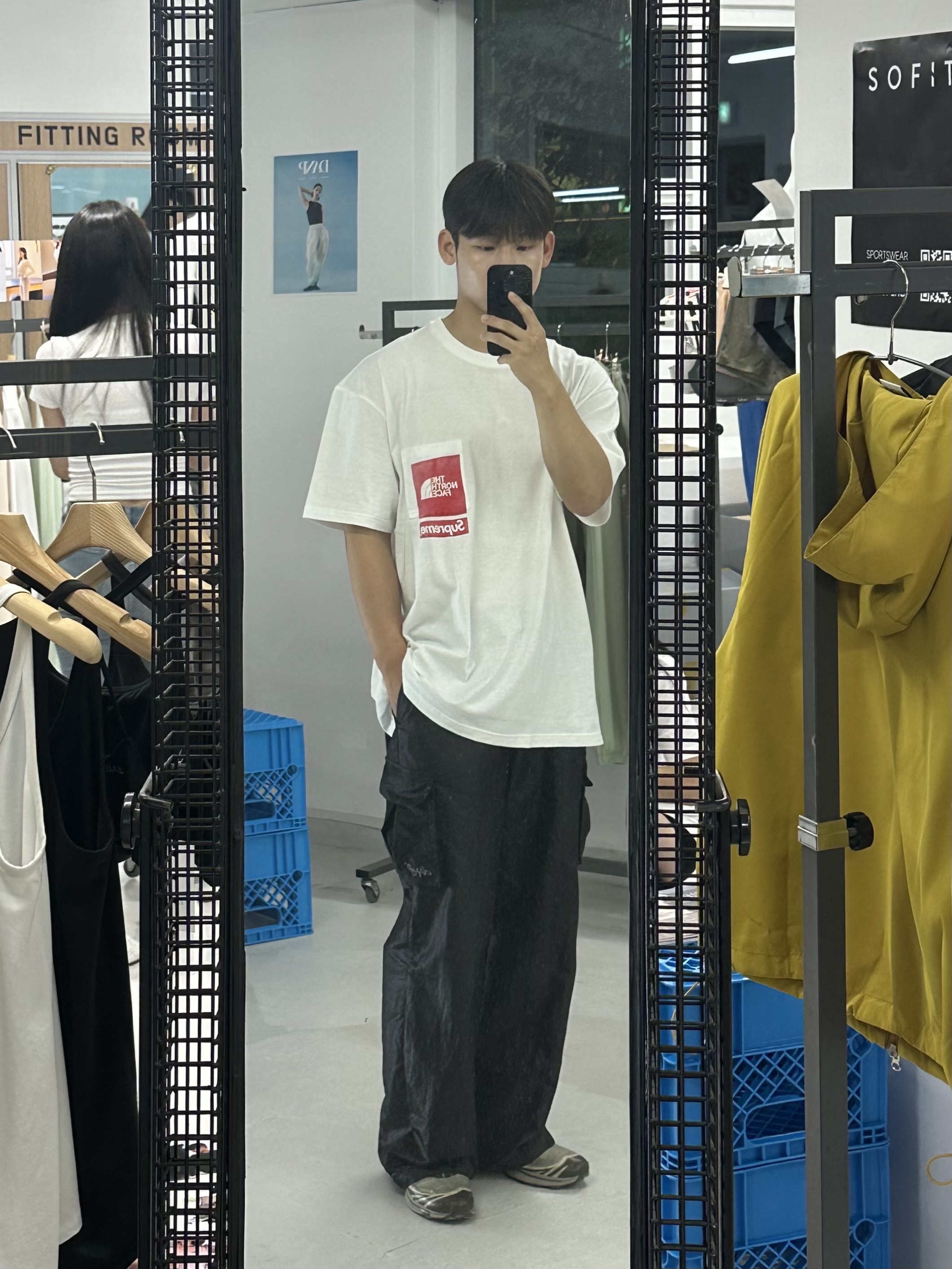 Supreme x The North Face Printed Pocket T-Shirt White - 23SS 착용 스타일