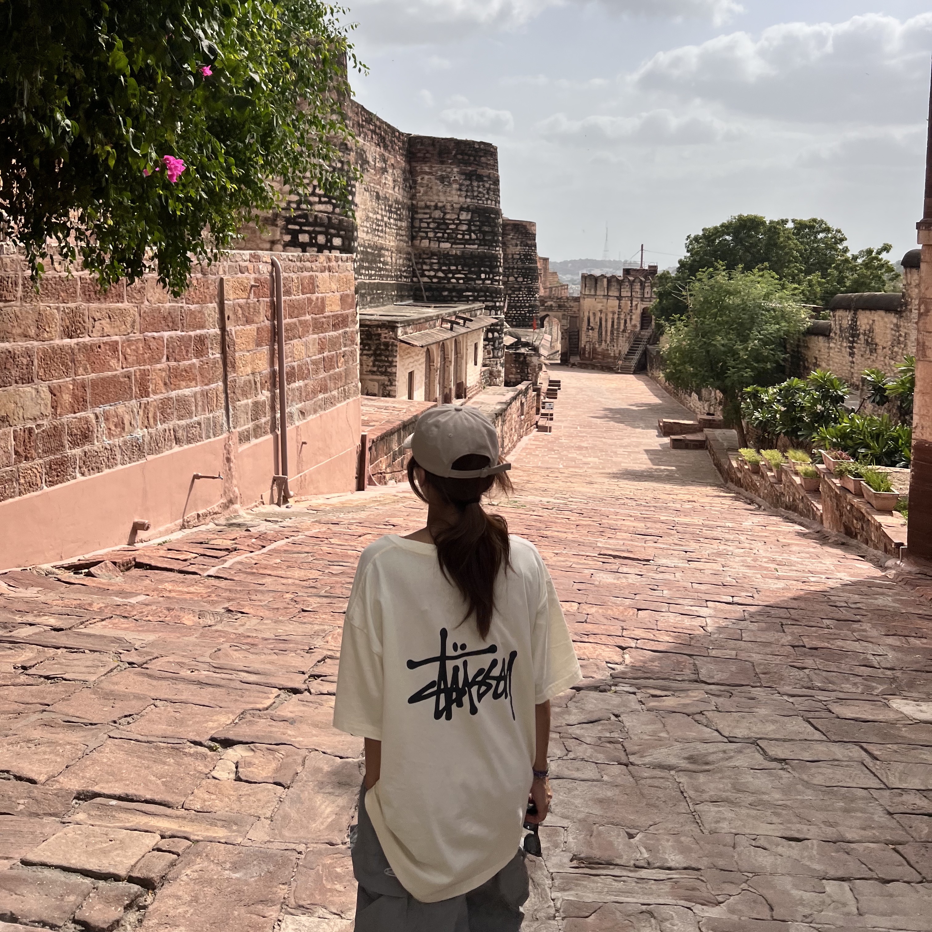 Stussy Basic Stussy T-Shirt White 2023, (W) Keen Jasper Suede Sneakers Silver Mink 착용 스타일 - 4