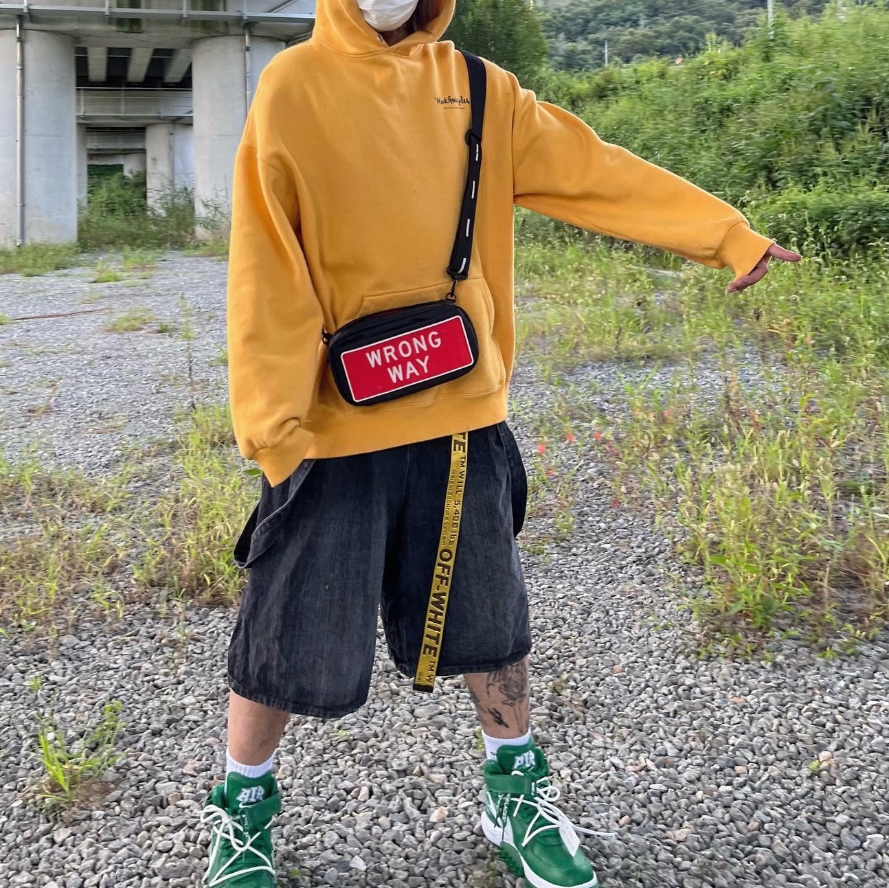 Off-White Carryover Industrial Belt Yellow, Nike x Off-White Air Force 1 Mid SP Leather Pine Green 착용 스타일 - 2