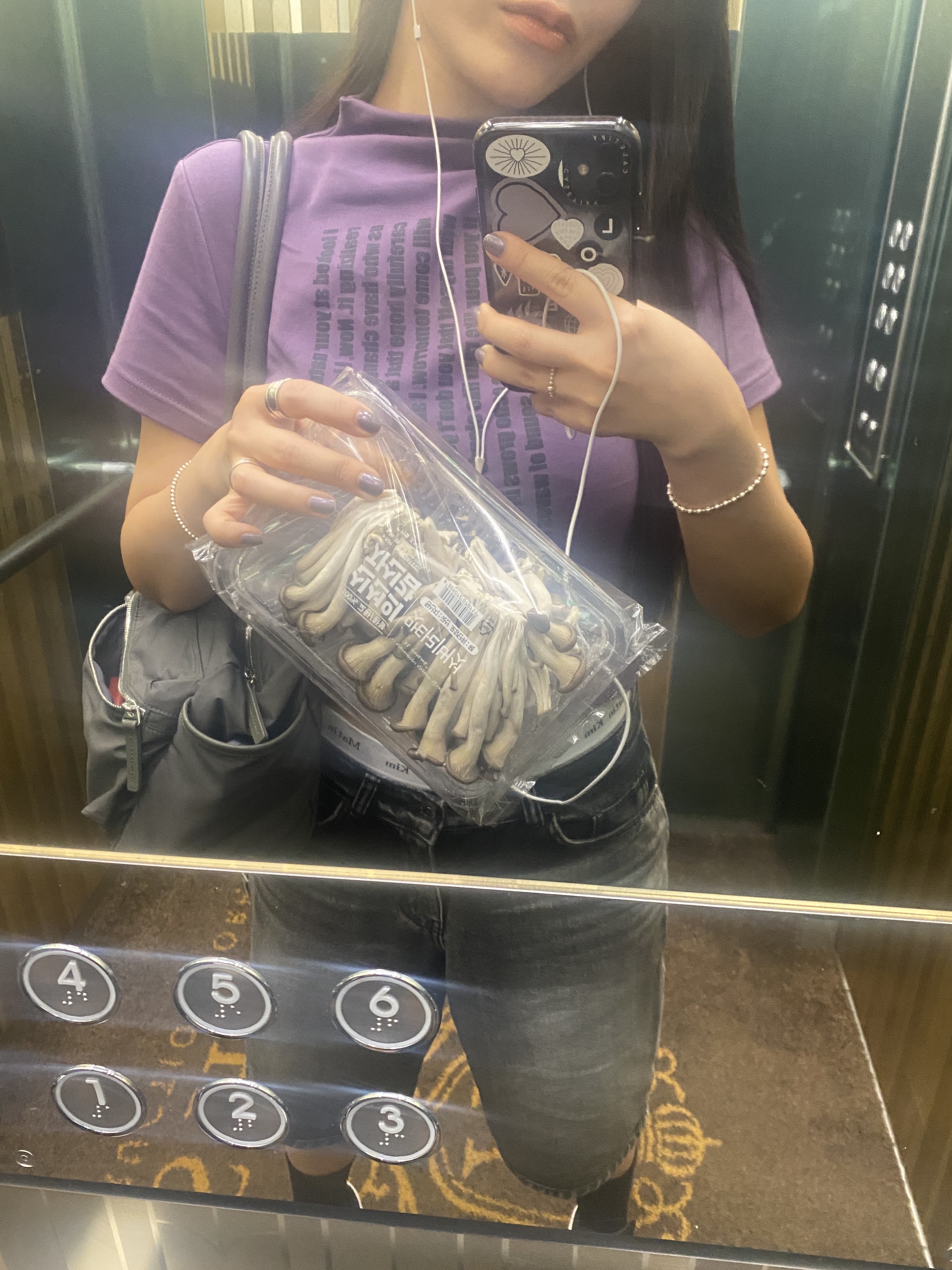 Matin Kim Cargo Sporty Tote Bag Khaki 착용 스타일 - 1