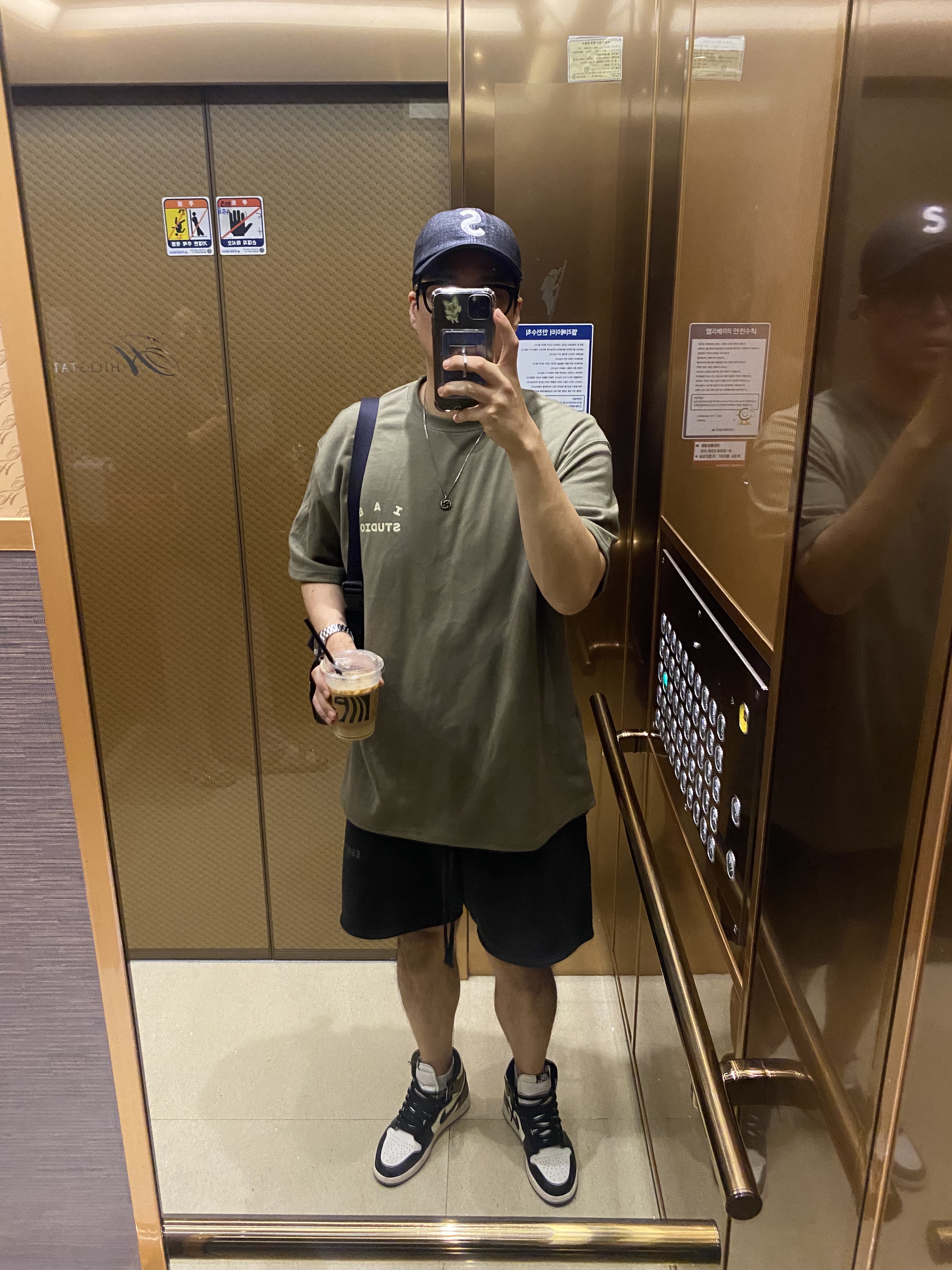 Jordan 1 Retro High OG Black Mocha, IAB Studio x D.P. T-Shirt Army Green 착용 스타일
