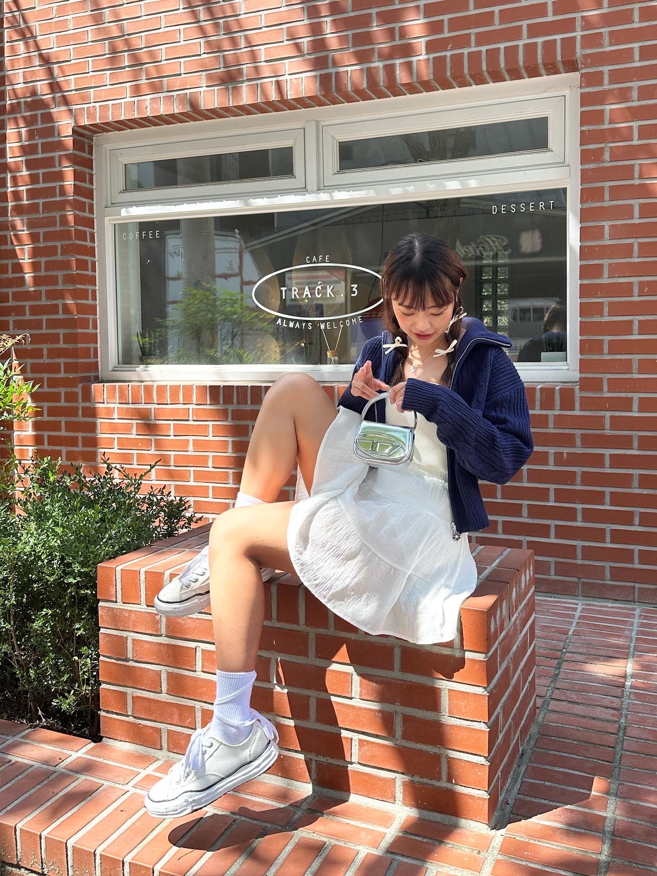 Maison Mihara Yasuhiro Peterson OG Sole Canvas Low Sneakers White, Diesel 1DR Mini Bag in Mirrored Leather Silver 착용 스타일 - 2