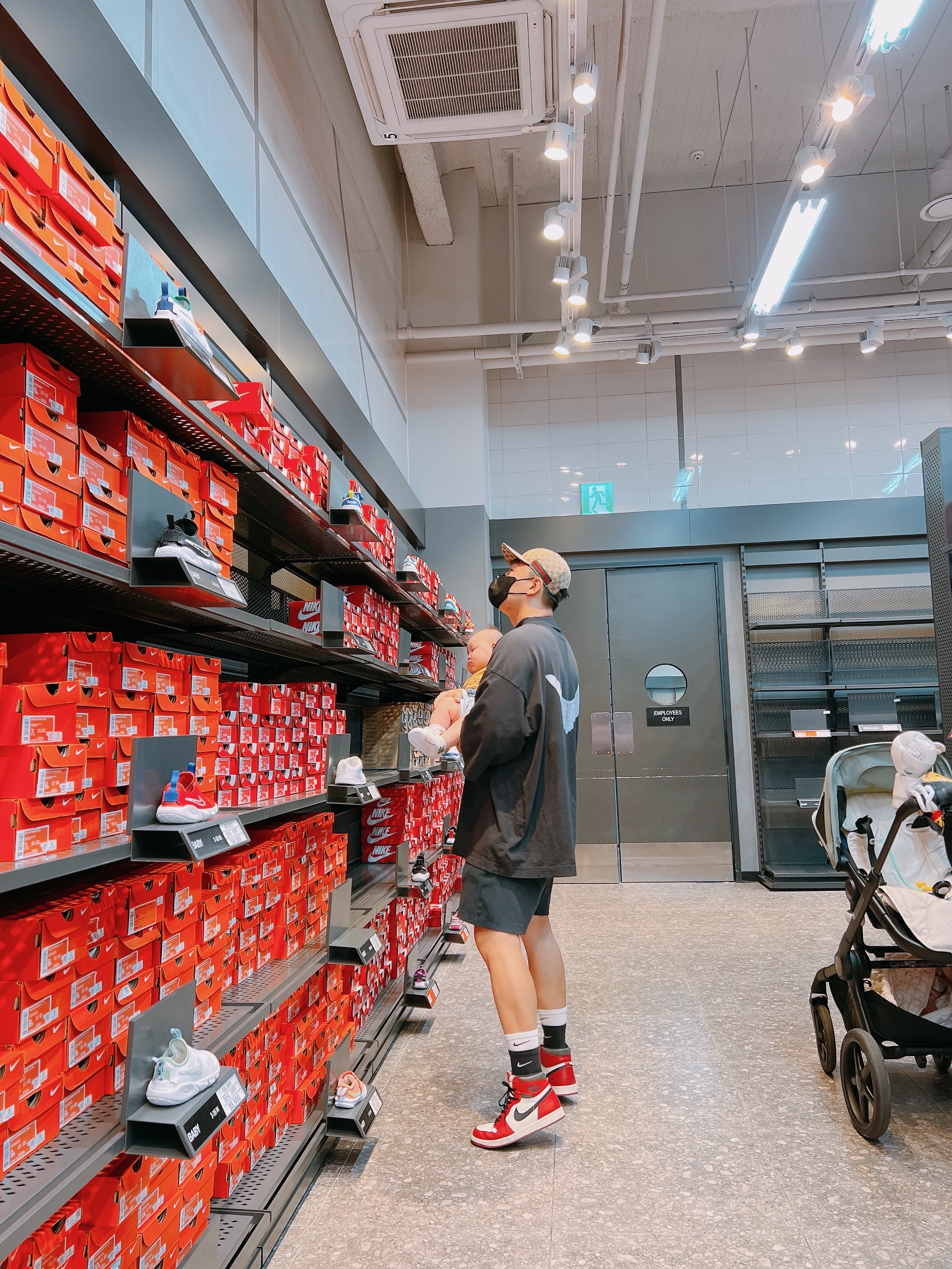 Jordan 1 Retro High OG Chicago 2022, Nike Everyday Plus Cushioned Training Crew Socks Black White (Korean Ver.) 착용 스타일 - 1