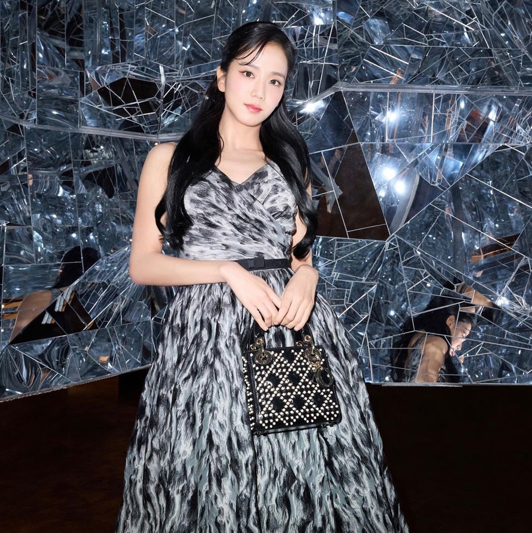 Dior Small Lady Bag My ABCDior Cannage Lambskin Deep Ocean Blue, Dior Small Lady Bag My ABCDior Cannage Lambskin Black 착용 스타일 - 2