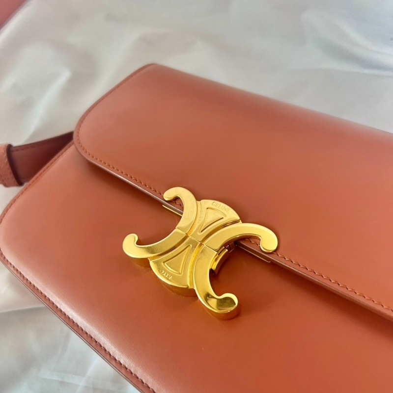 Celine Classique Triomphe Bag in Shiny Calfskin Bronze 착용 스타일 - 3