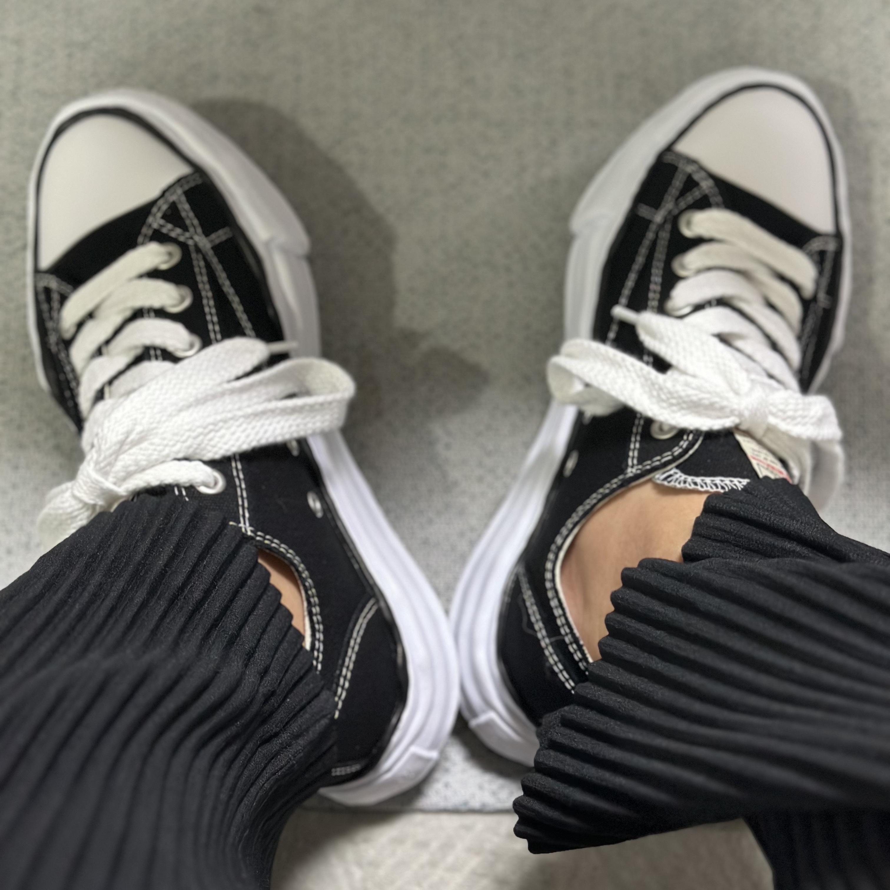 Maison Mihara Yasuhiro Peterson OG Sole Canvas Low Sneakers Black, Homme Plisse Issey Miyake Straight Basics Pants Black 착용 스타일