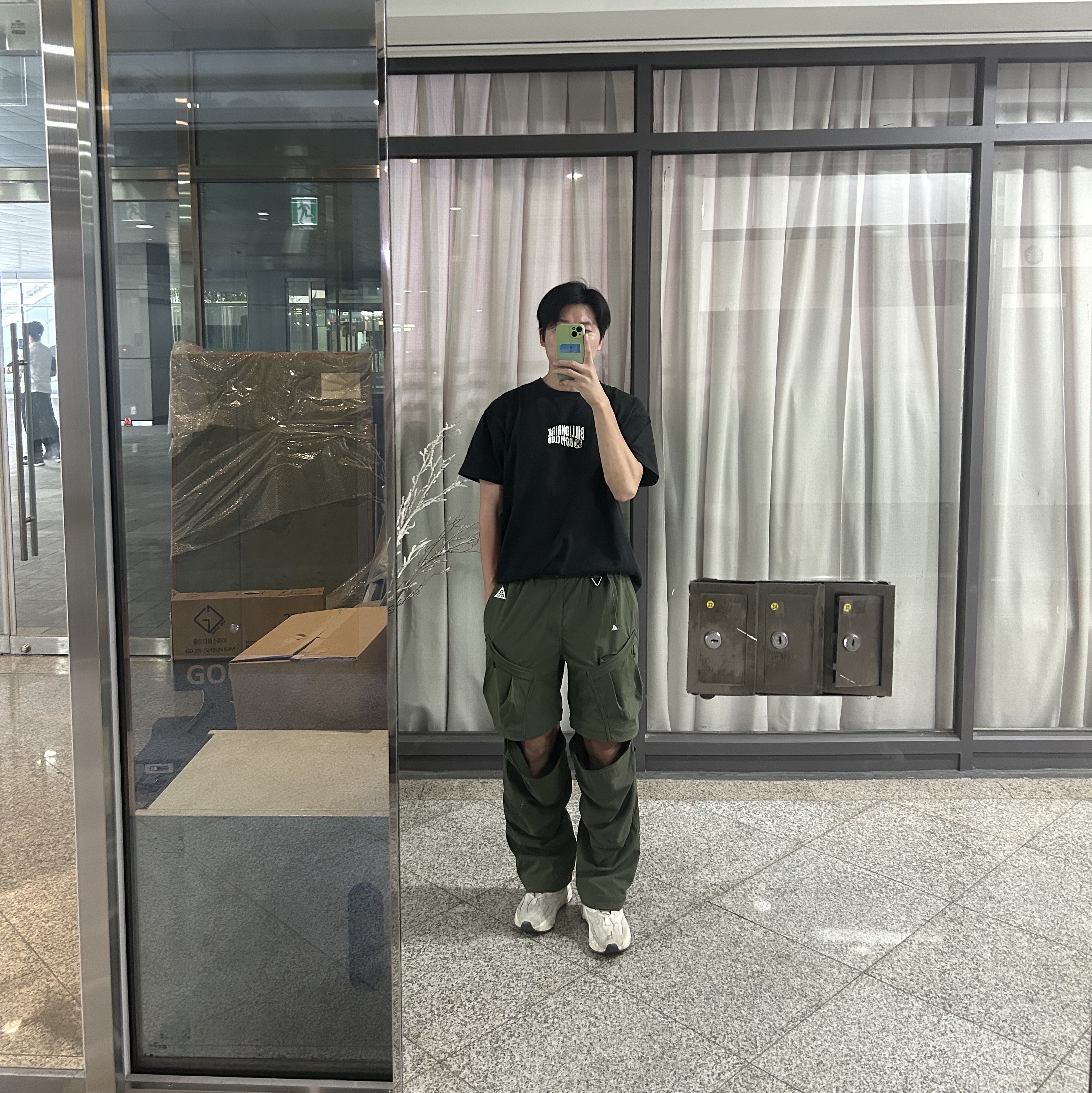 Nike ACG Smith Summit Cargo Pants Cargo Khaki - US/EU, Adidas Yeezy Boost 700 Analog 2022/2023 착용 스타일 - 2