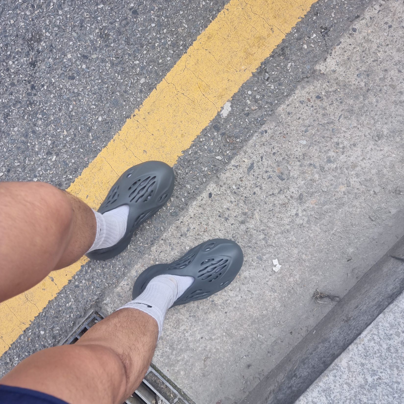 Adidas Yeezy Foam RNNR Carbon 착용 스타일